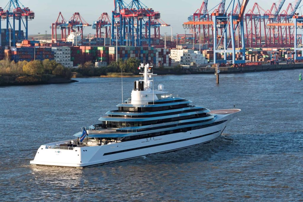 This is a photograph of a Lurssen Kaos in Hamburg 01