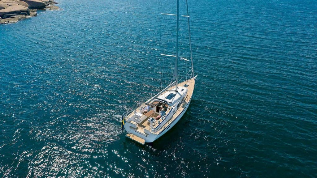 This is a photography of Hallberg-Rassy 400 crusing