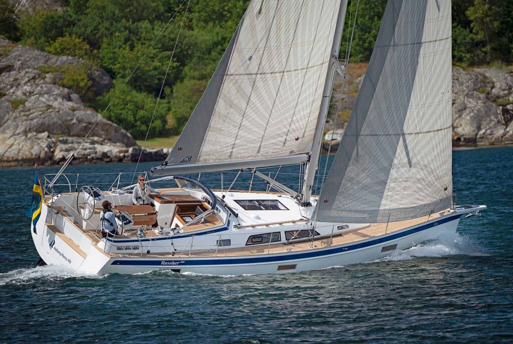 This is a photography of Hallberg-Rassy 400 sailing