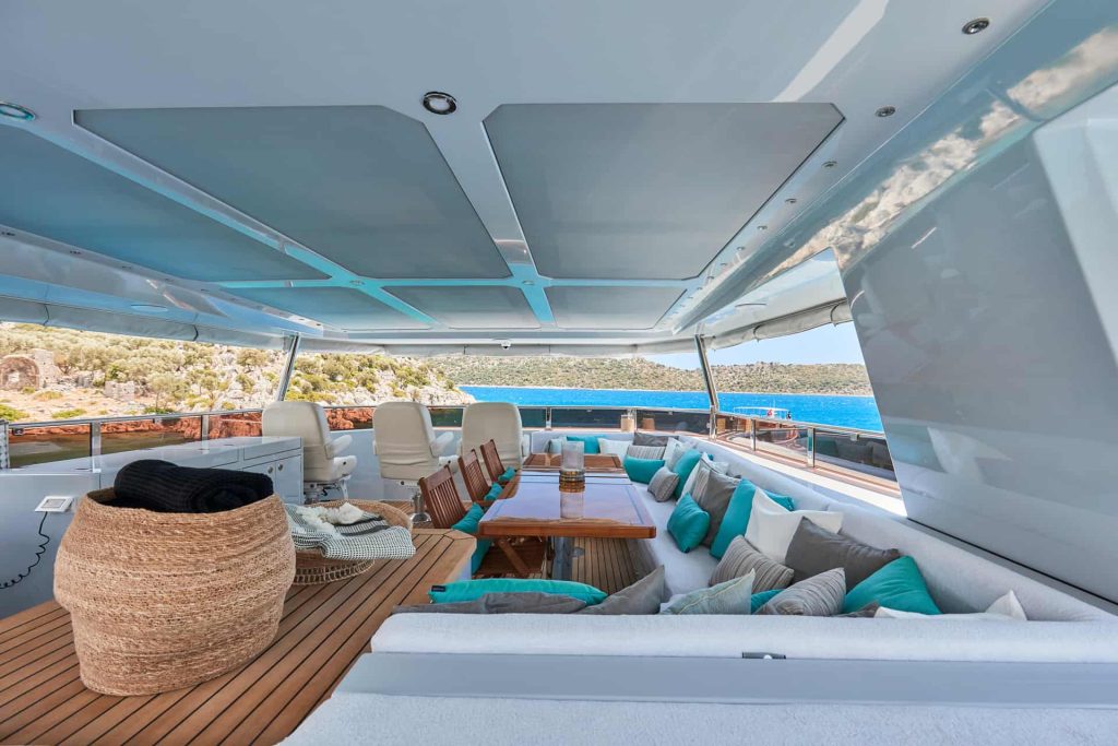 this is photo of a Bering B77 explorer flybridge