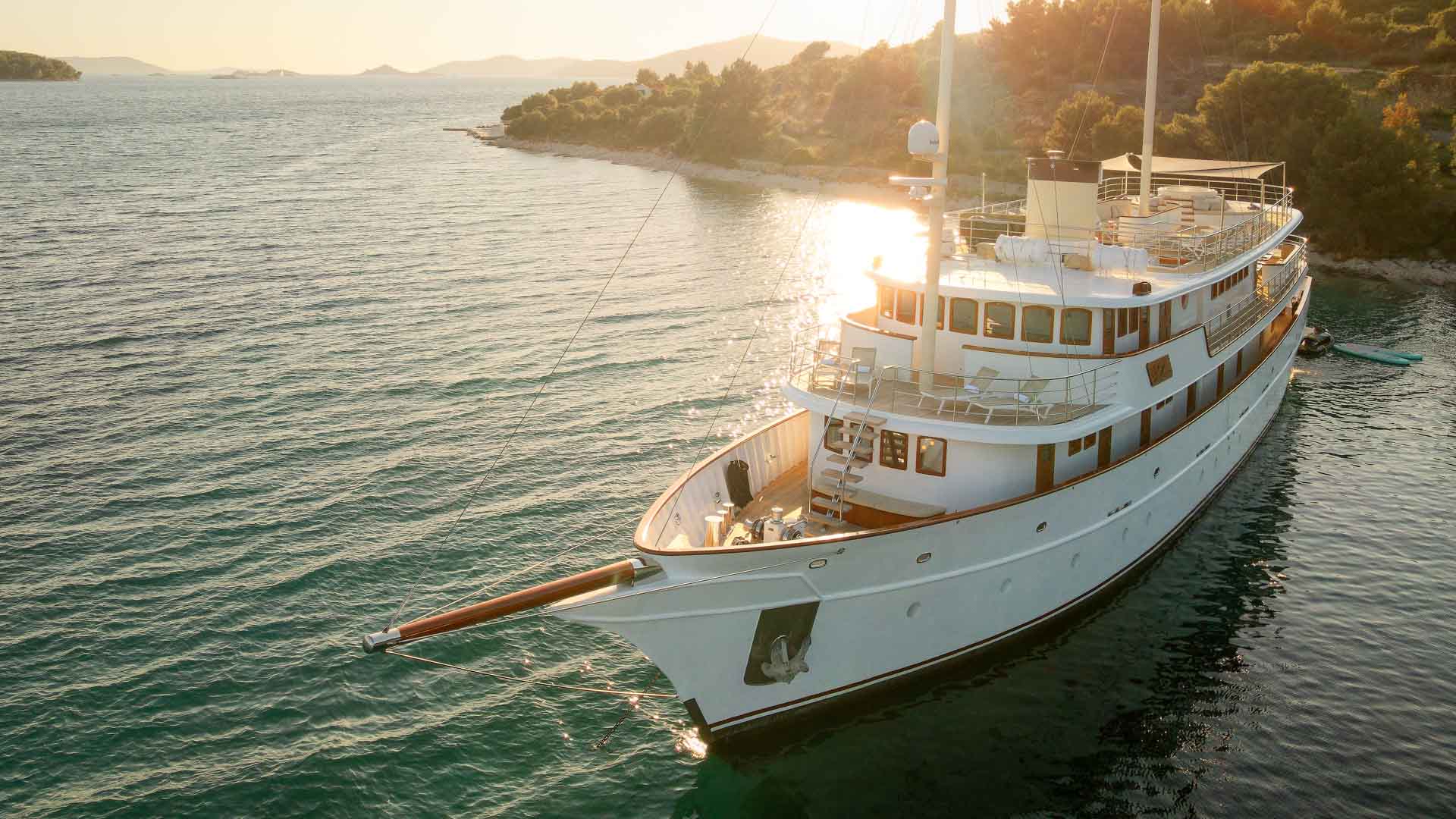 Bellezza bow at anchor