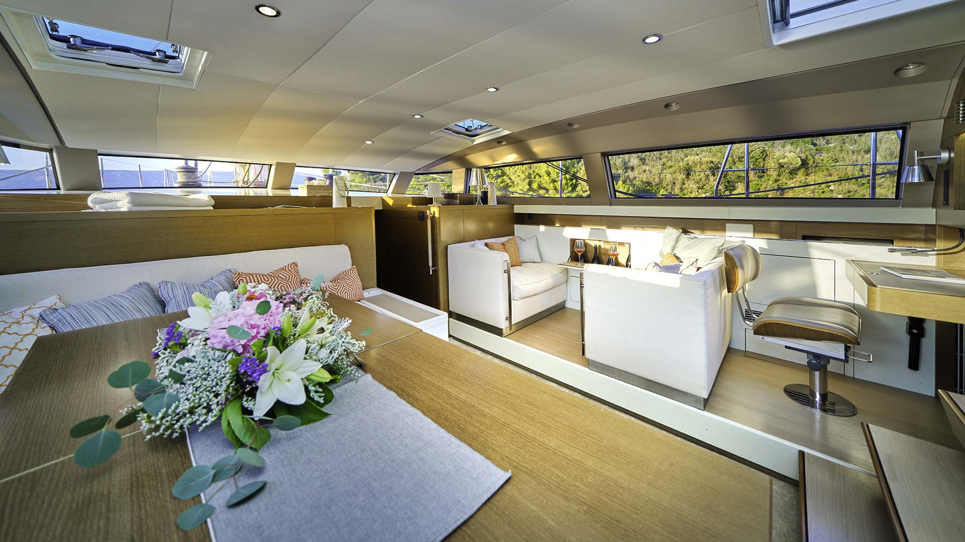 CNB 76 Aenea salon
