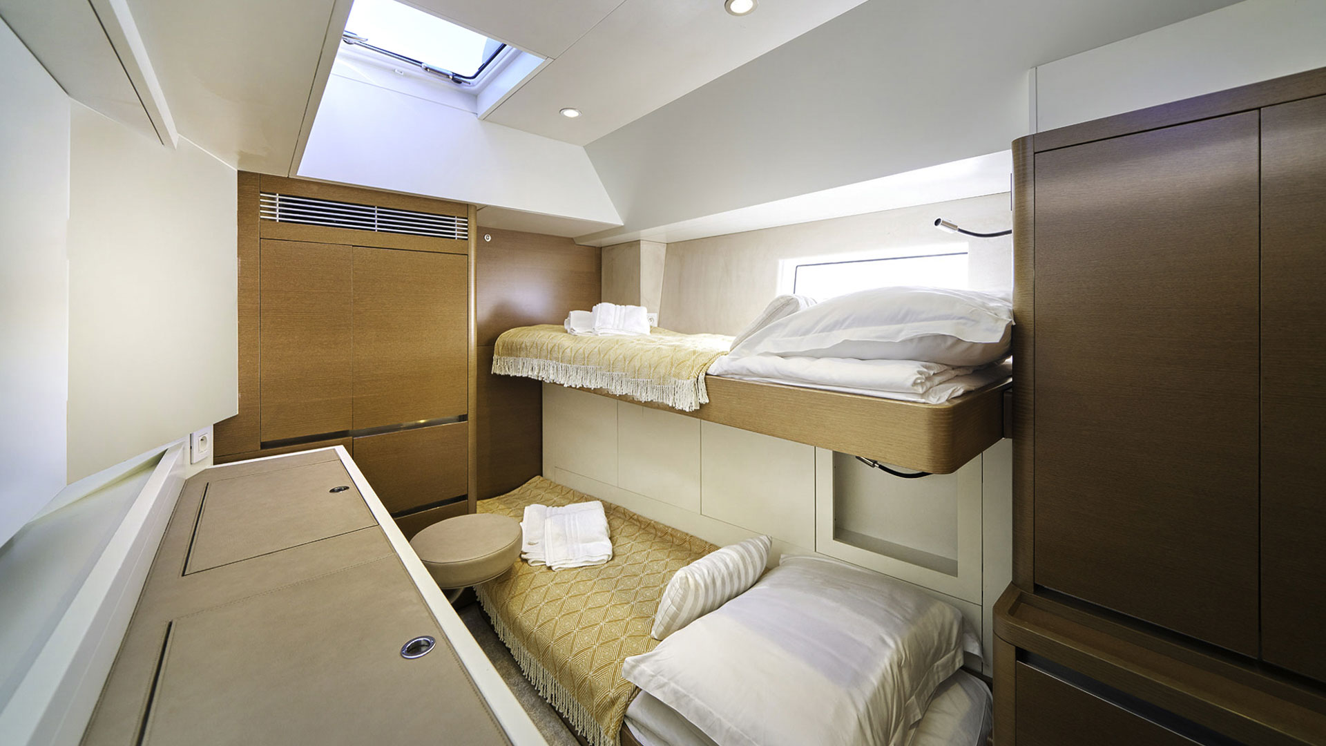 CNB 76 Aenea bunk bed cabin