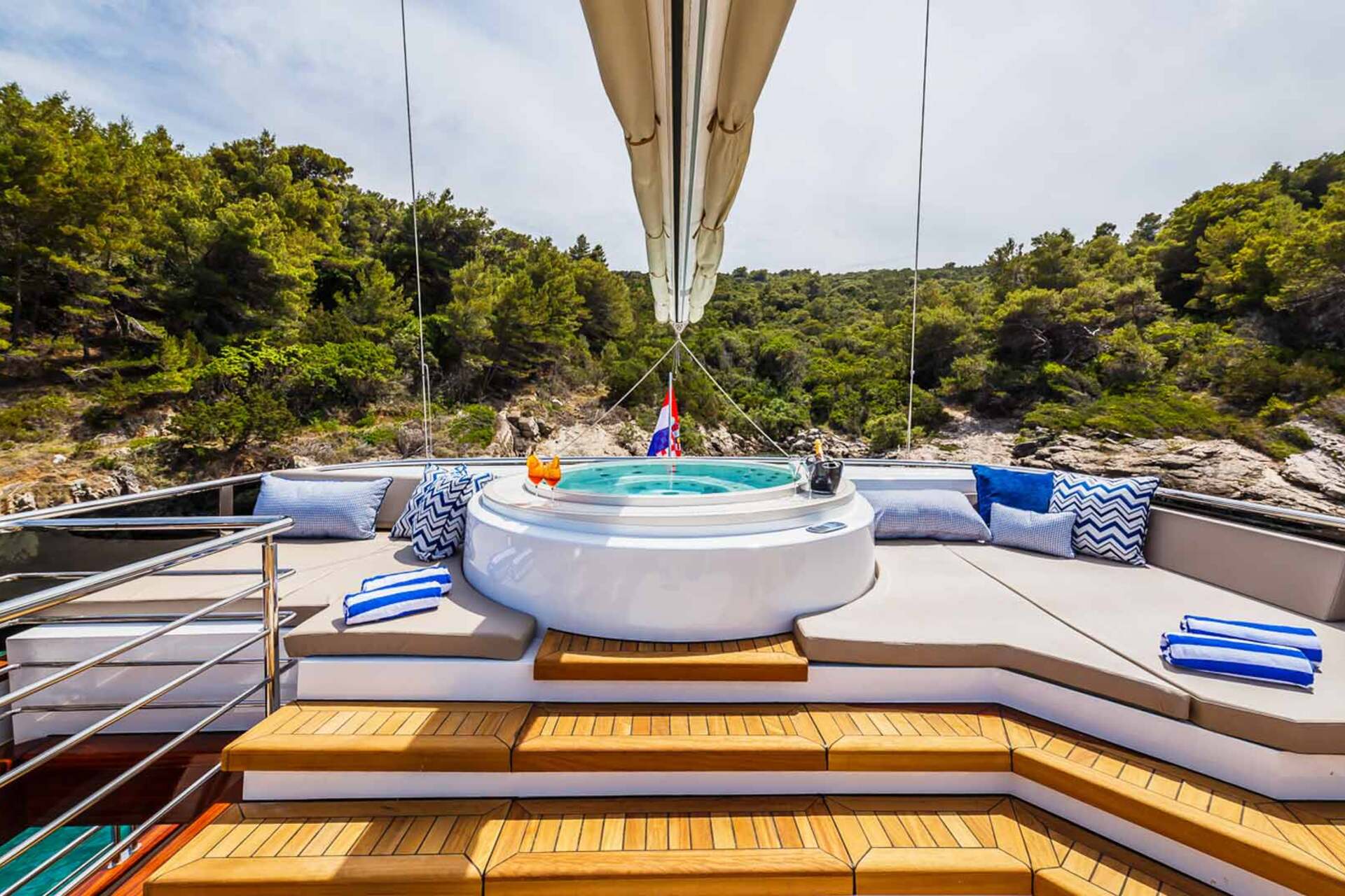Sundeck jacuzzi