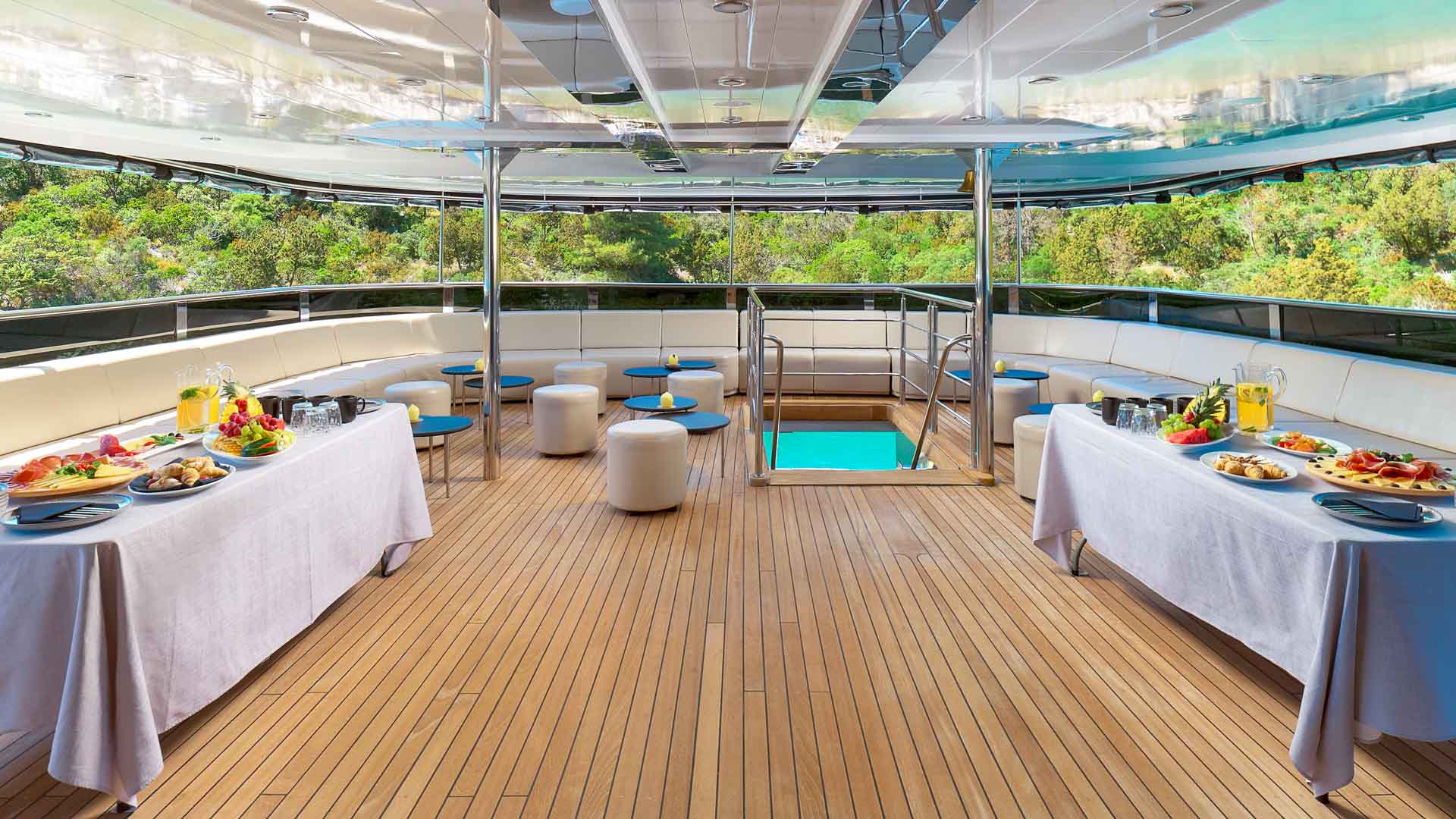 Cristal aft dining area