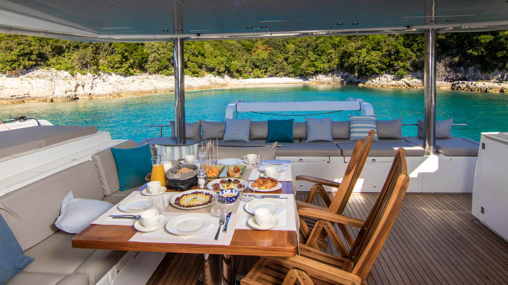 Aft cockpit of the Lagoon 560 S2 catamaran
