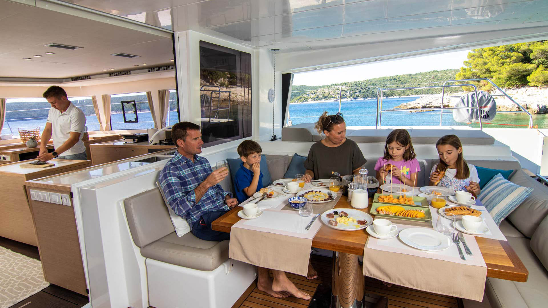 Dining table of the Lagoon 560 S2 catamaran