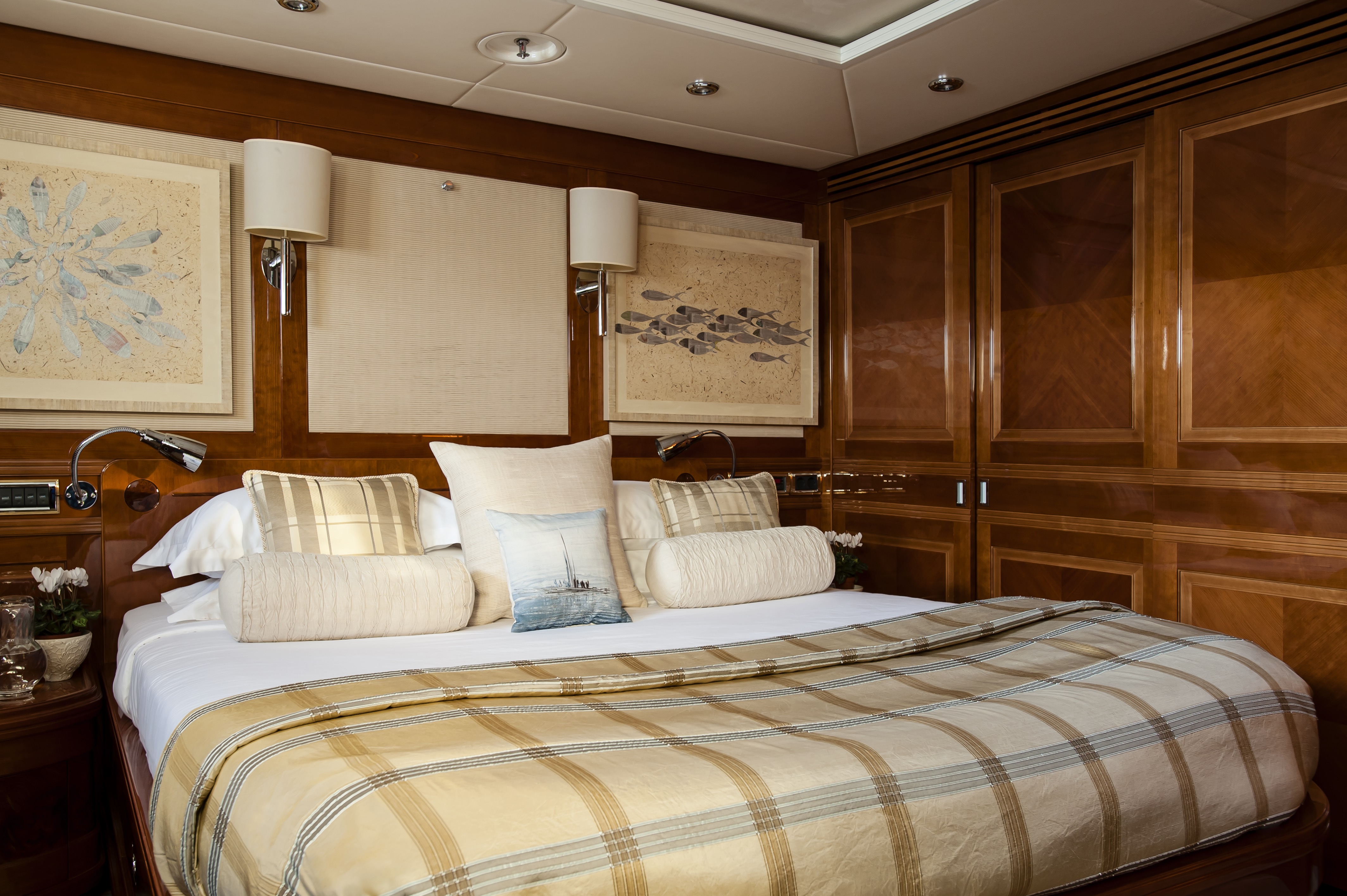 Lower deck double cabin