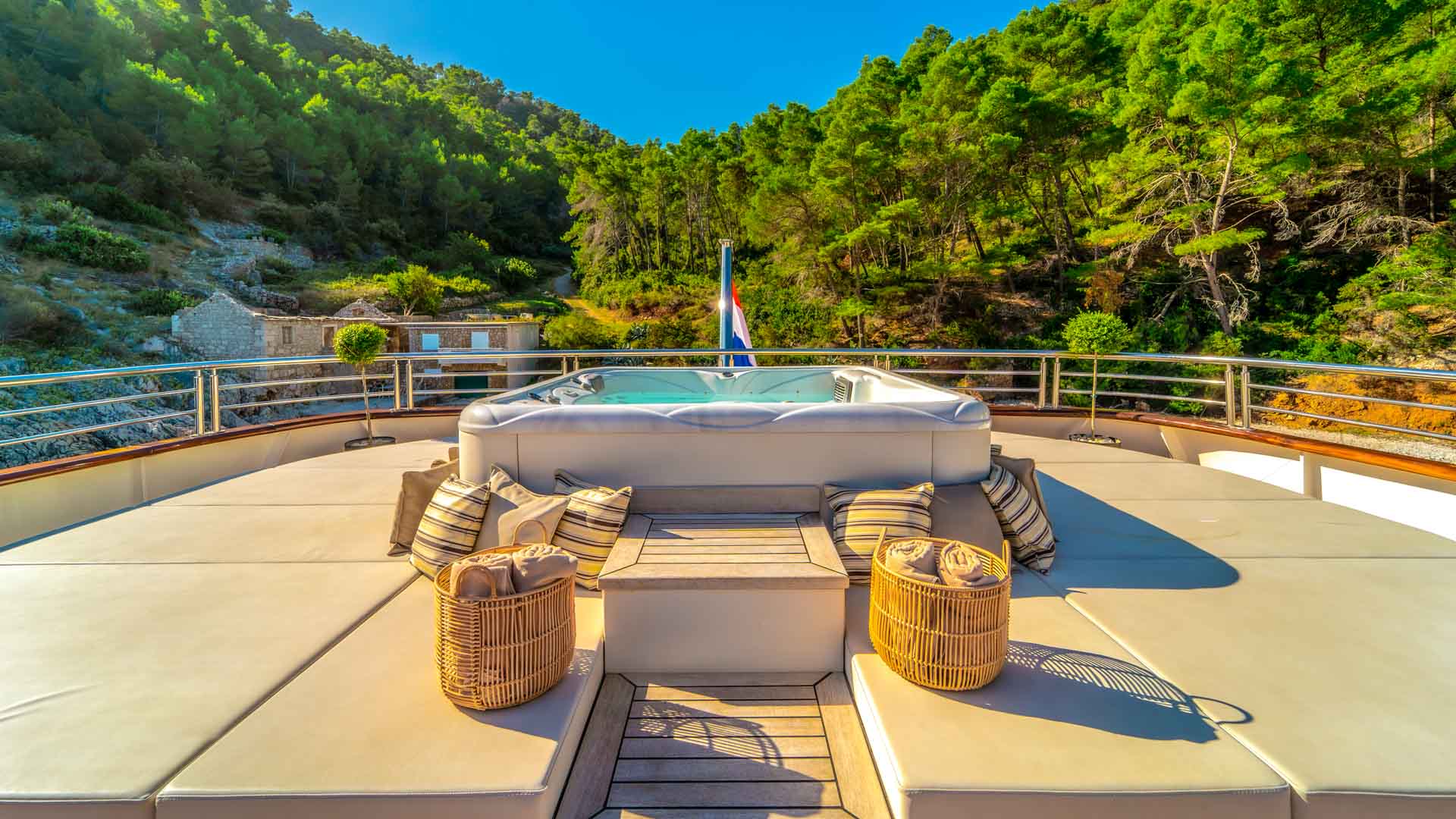 Freedom deck jacuzzi