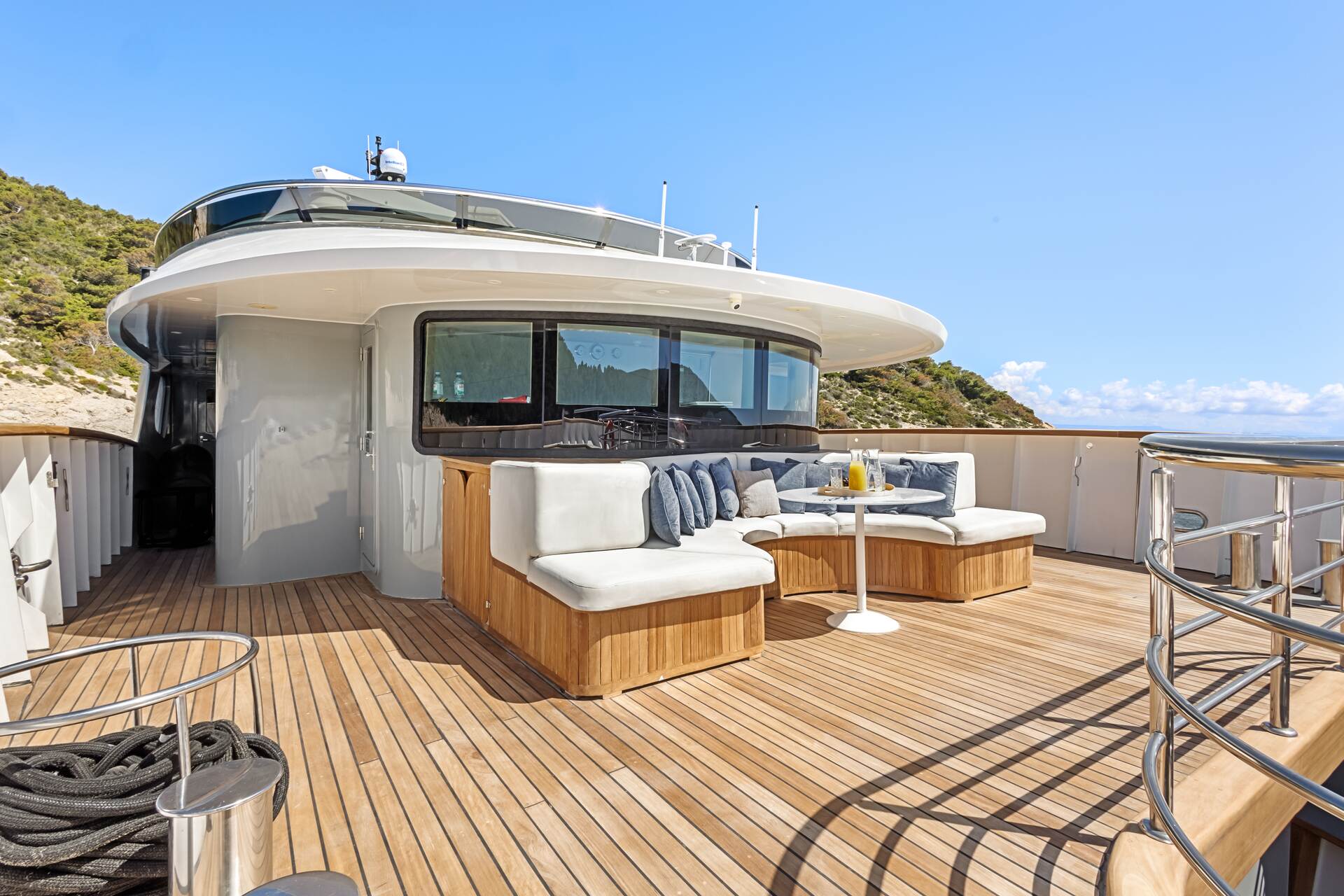 Foredeck bow