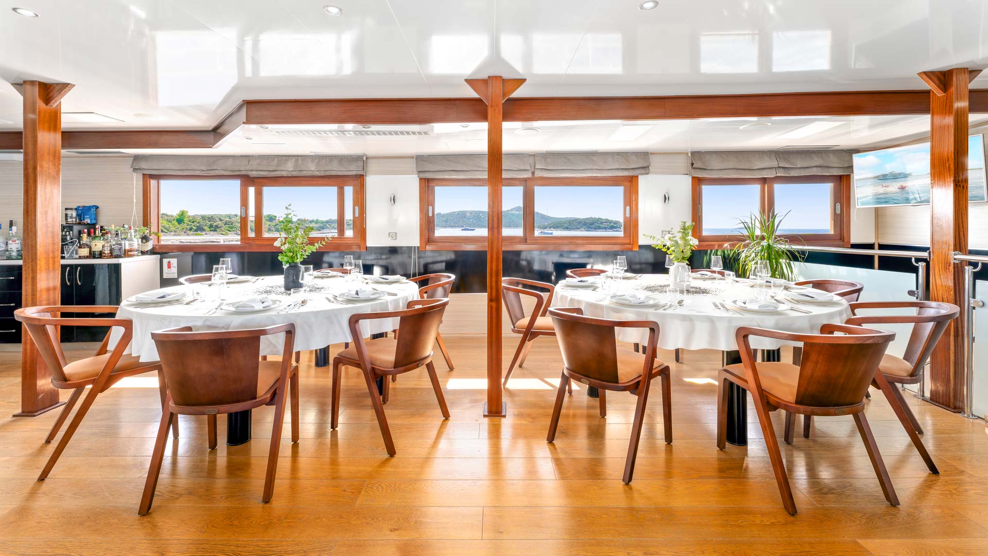 Karizma dining table