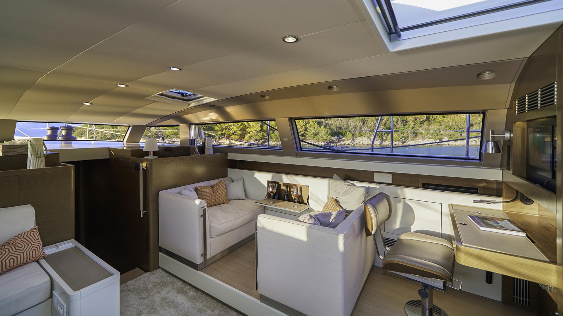CNB 76 Aenea salon view
