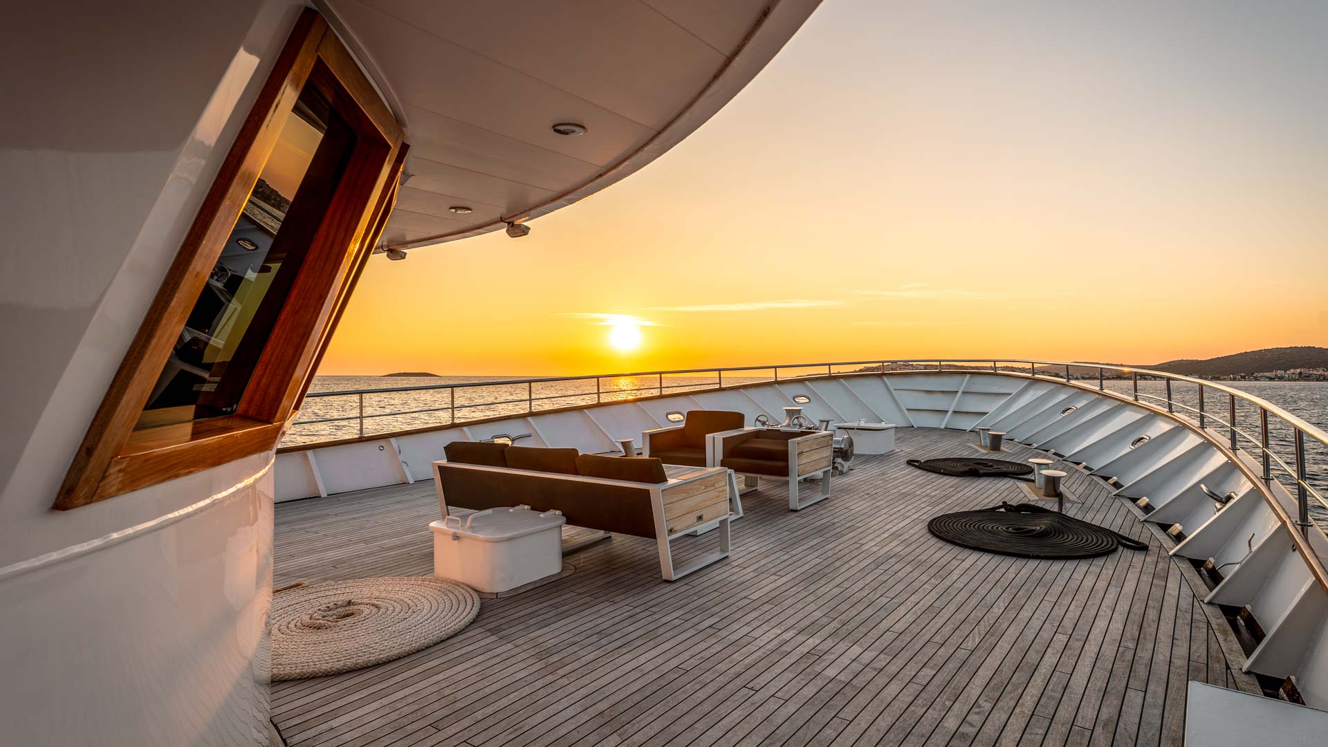 Karizma bow deck