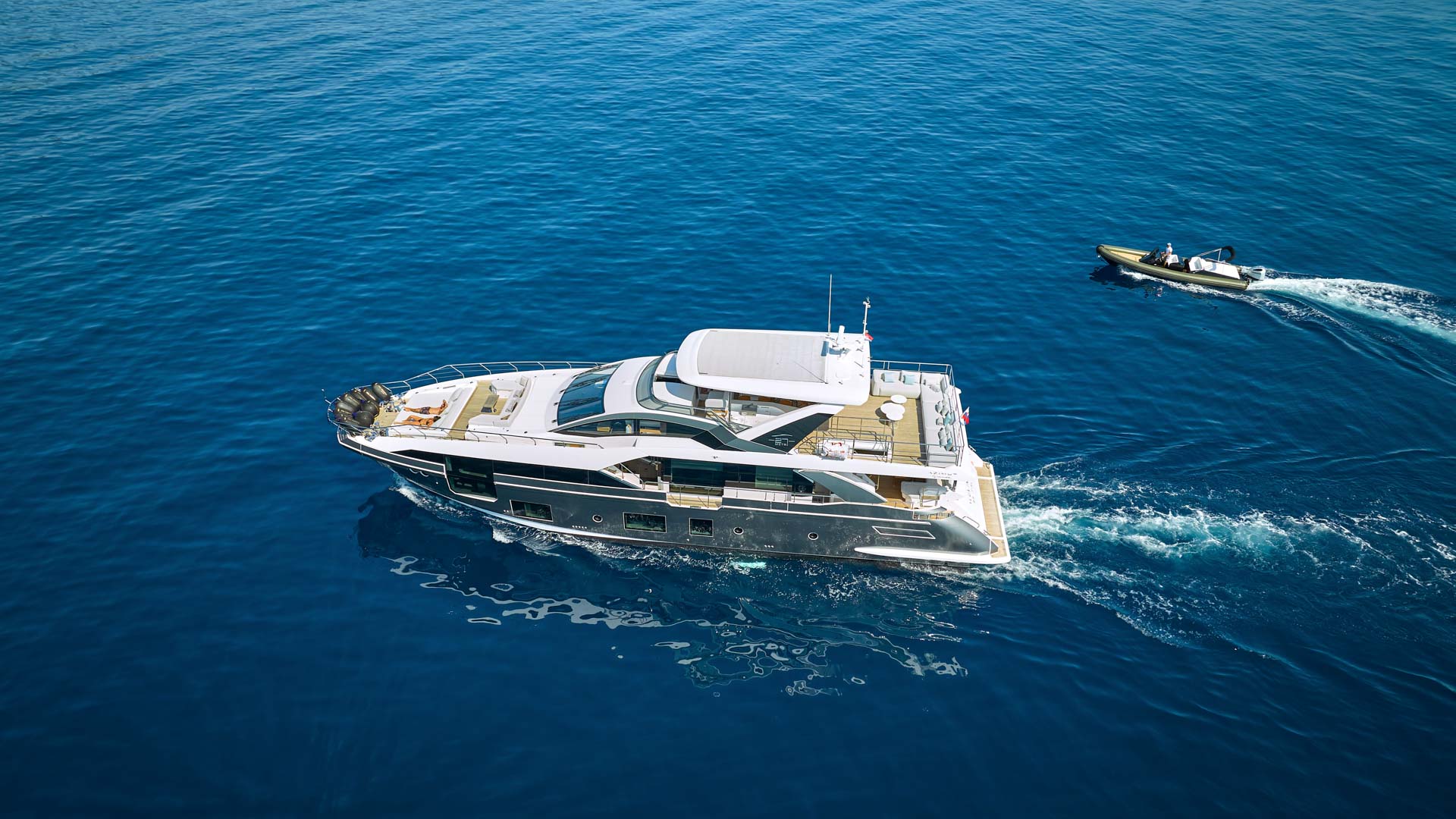 Cruising with chase boat aerial side
