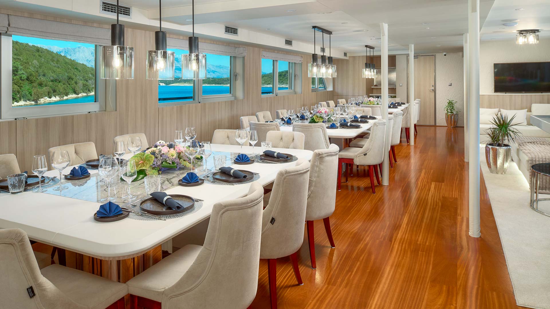 Cristal interior dining area