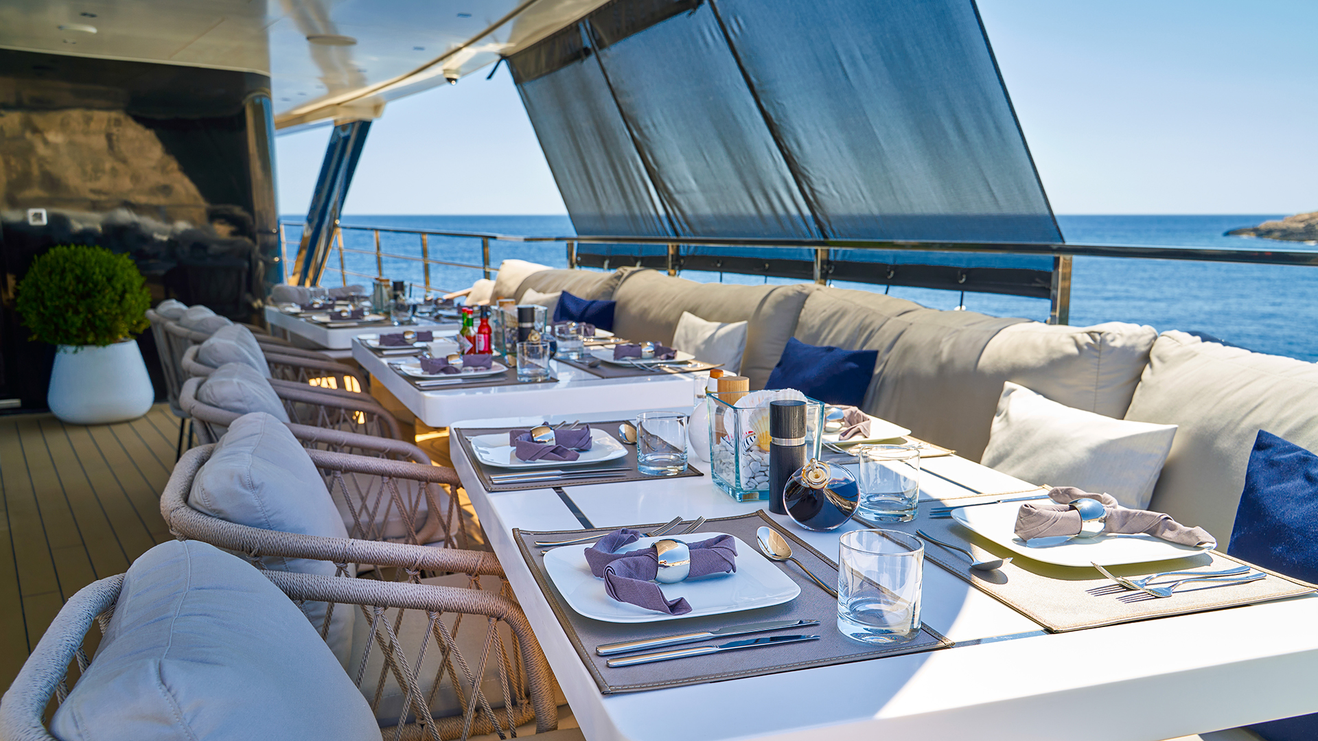 Upper deck dining area