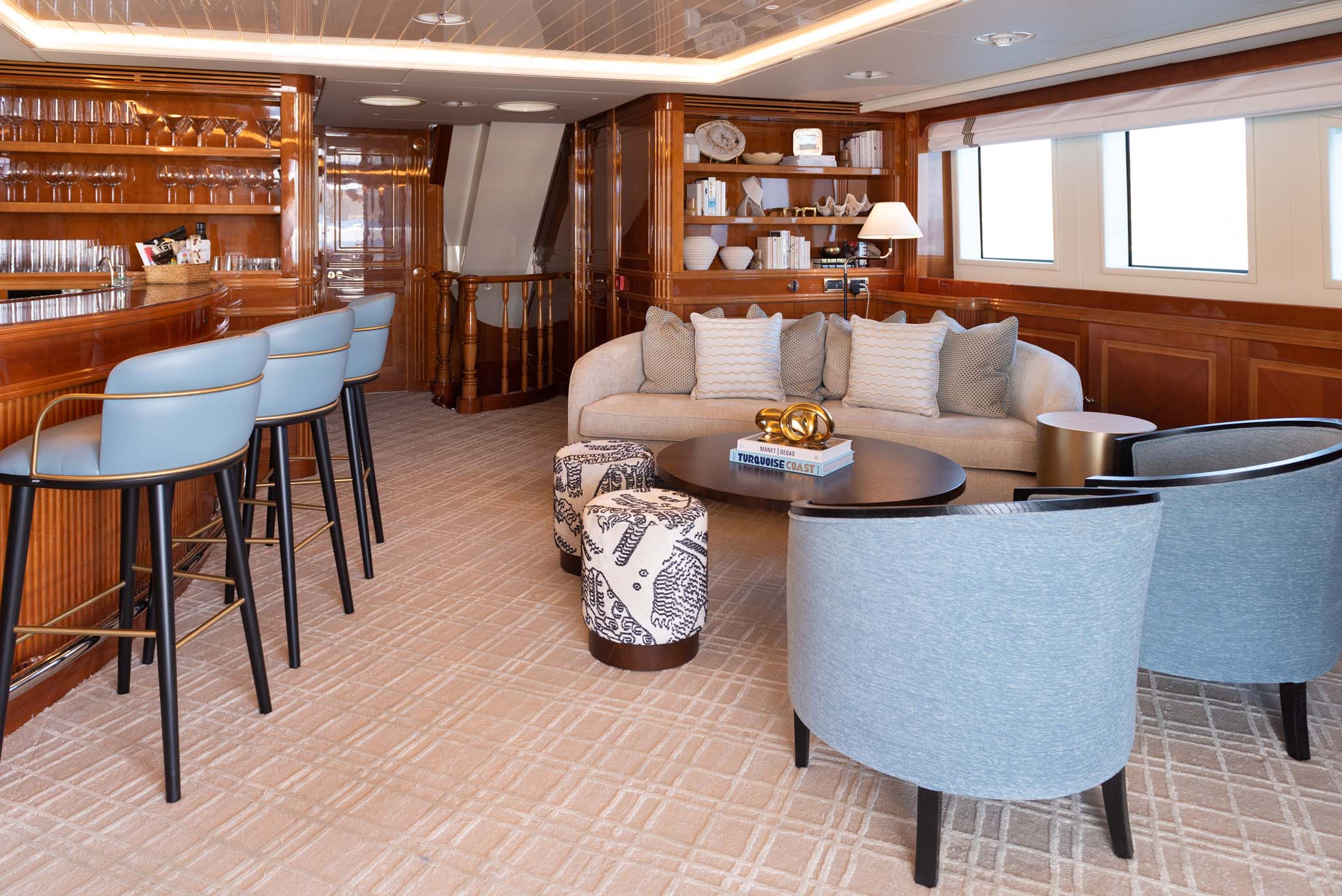 Upper deck salon and lounge