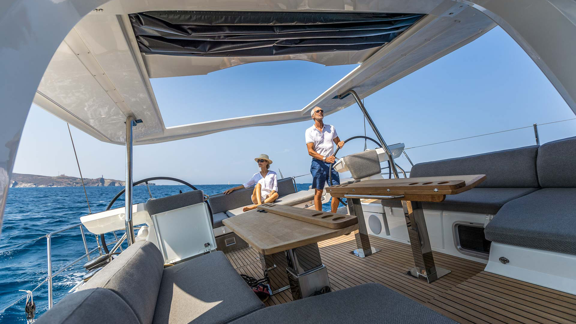 Jeanneau Yachts 60 steering
