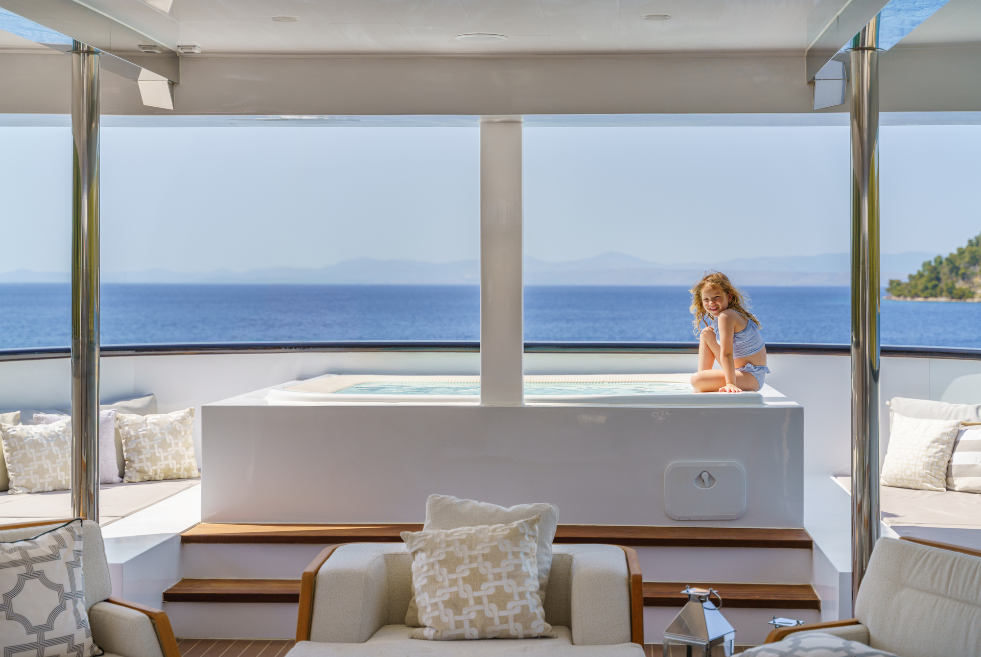 Sundeck jacuzzi