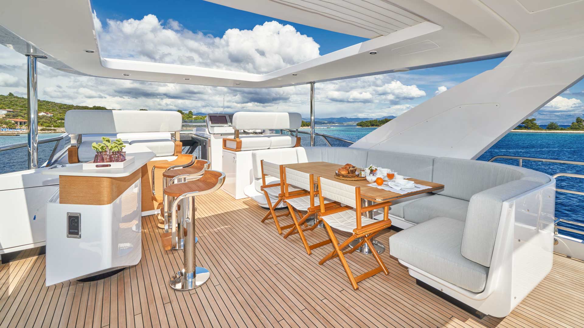 Flybridge open roof