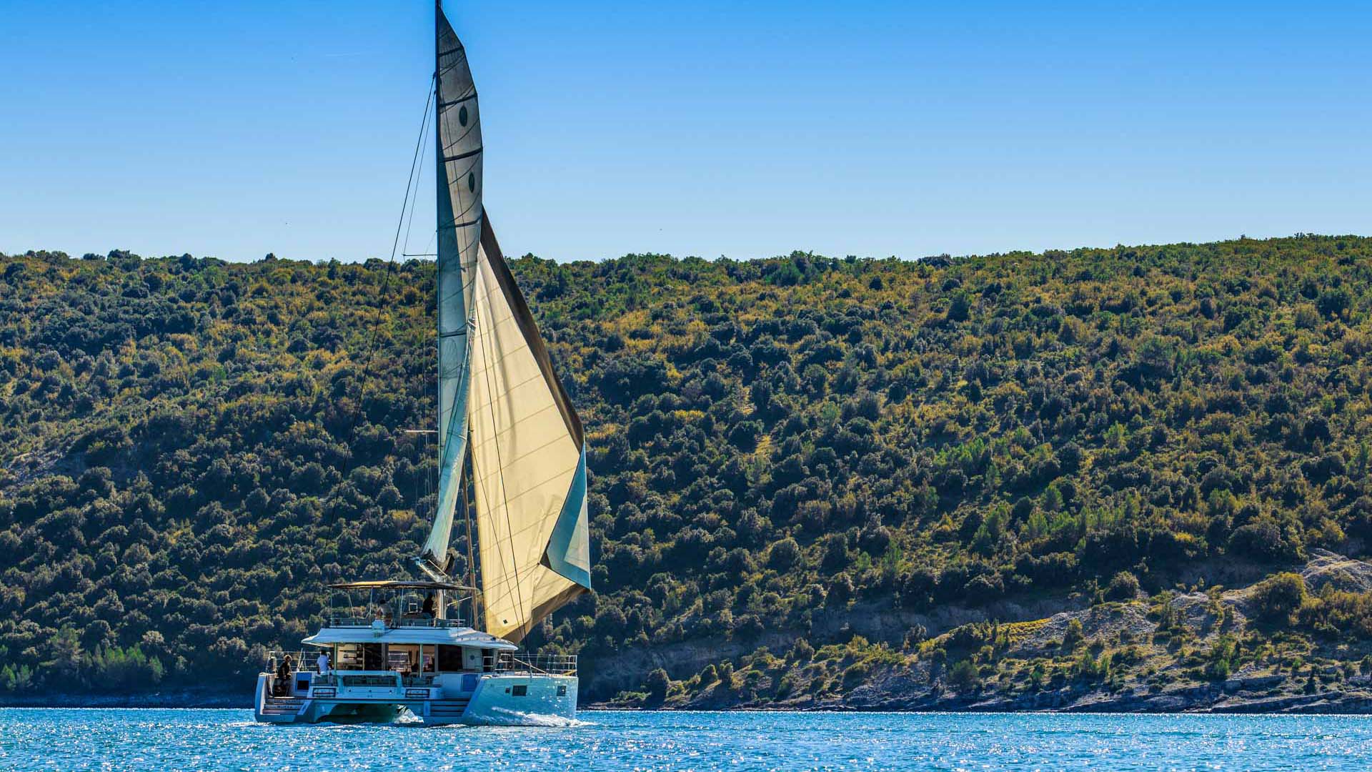 Sailing view of the Lagoon 560 S2 catamaran
