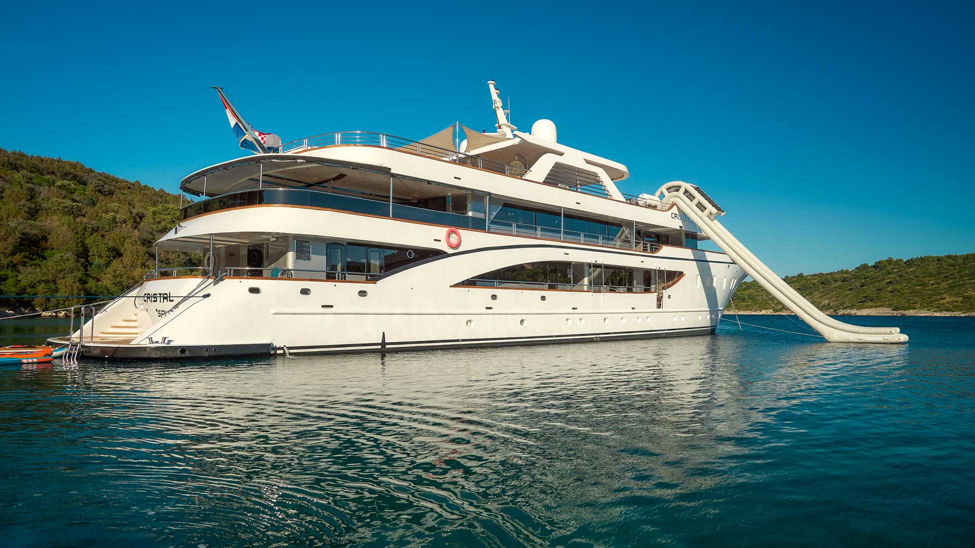 Cristal anchored
