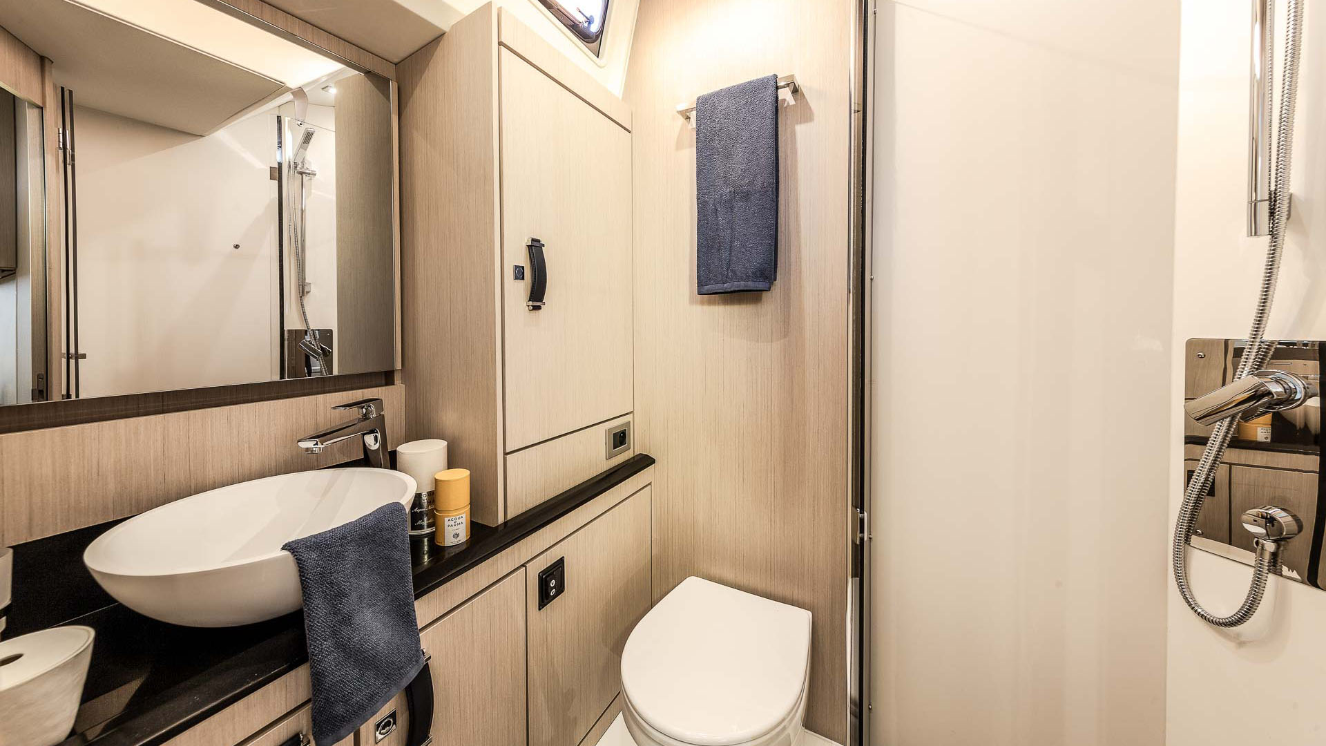 Jeanneau 60 bathroom