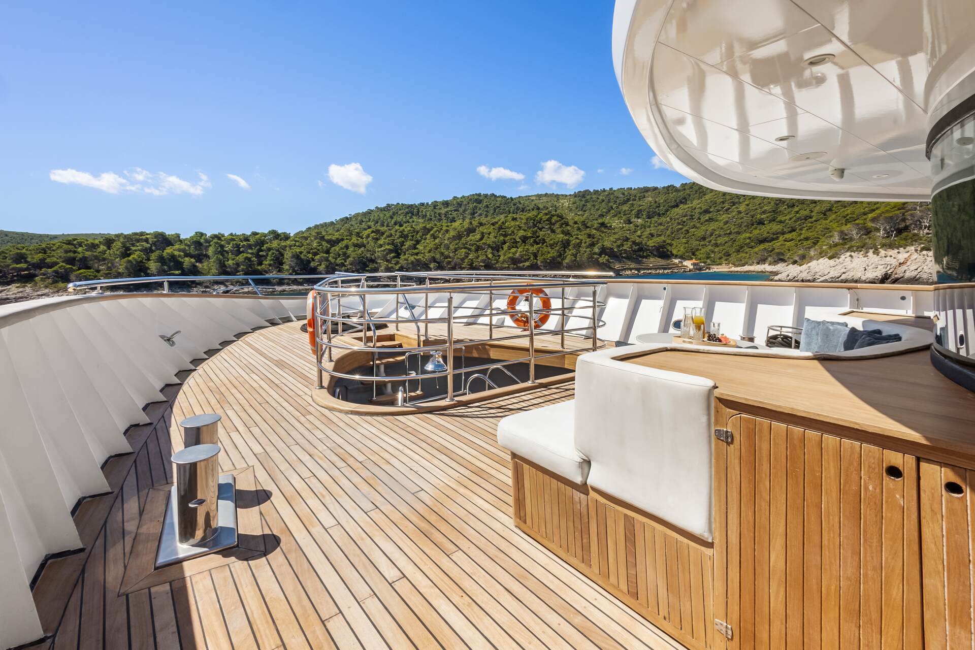 Foredeck bow
