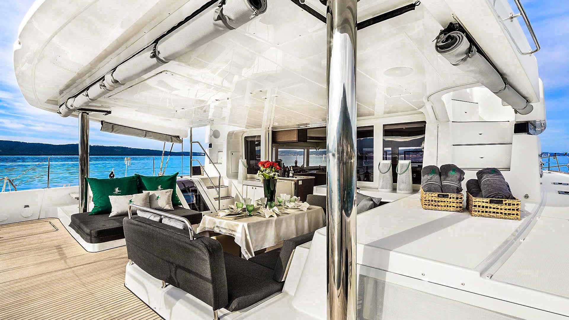 Lagoon 52F Outside dining area