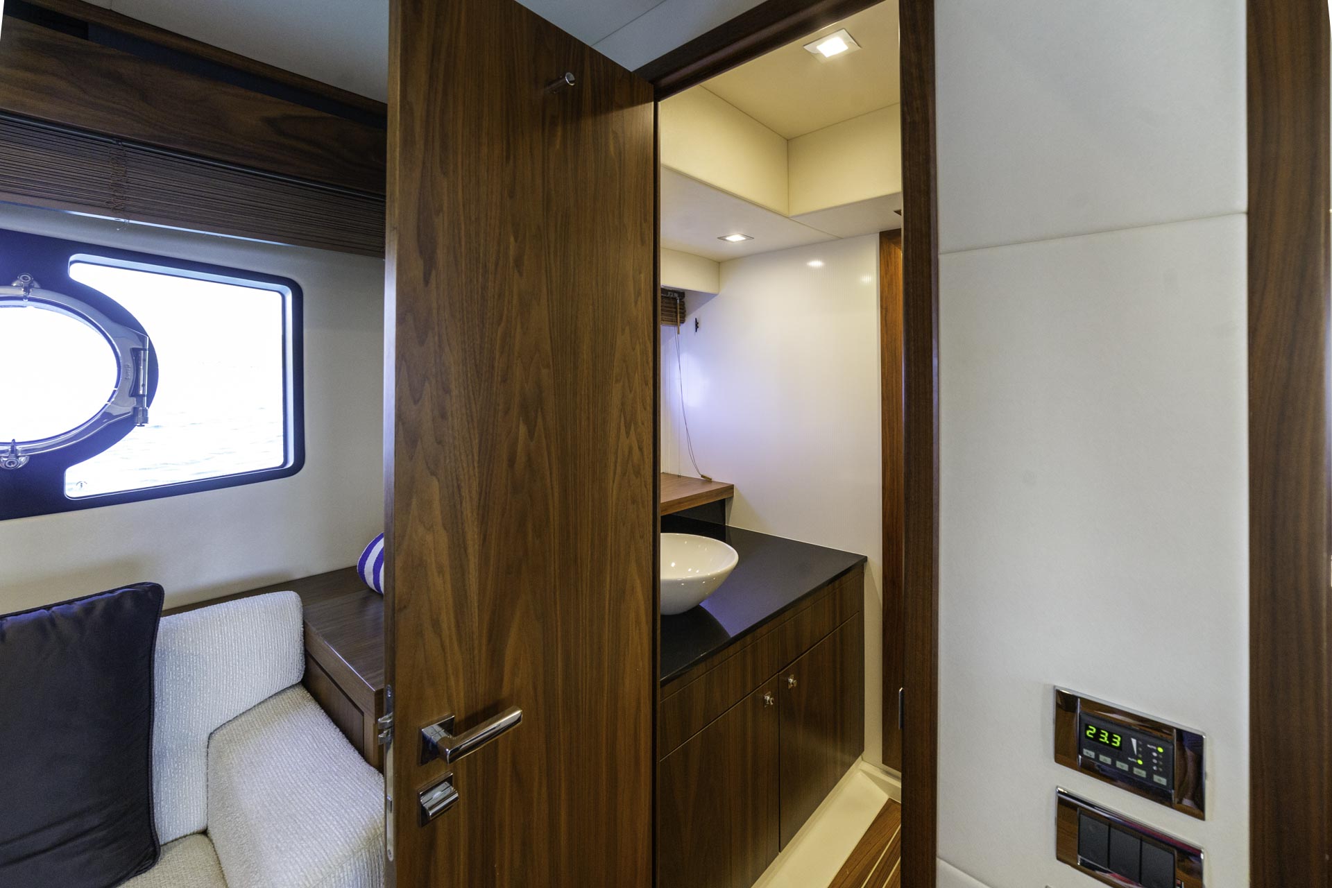 Entrance Master cabin