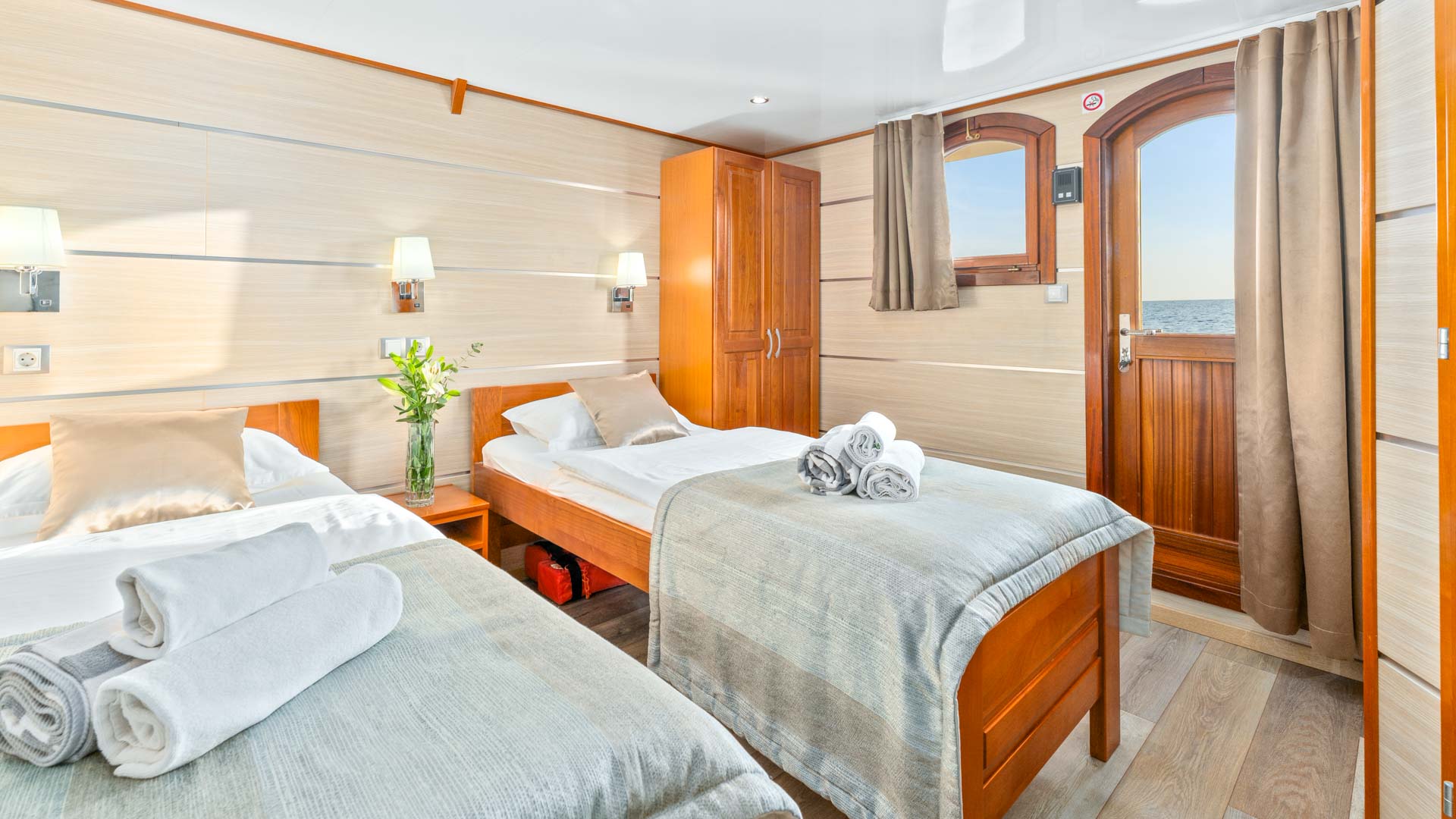 Karizma twin cabin window