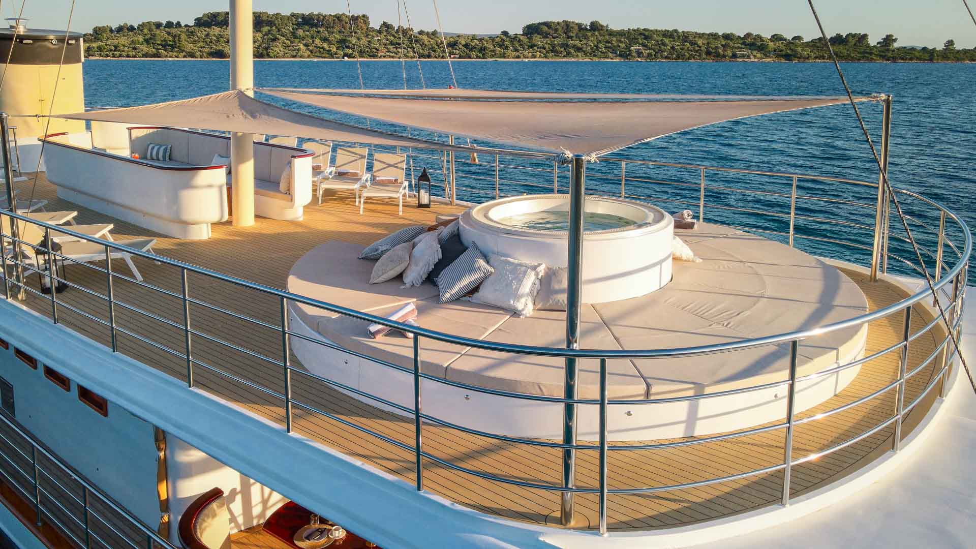 Bellezza sundeck jacuzzi