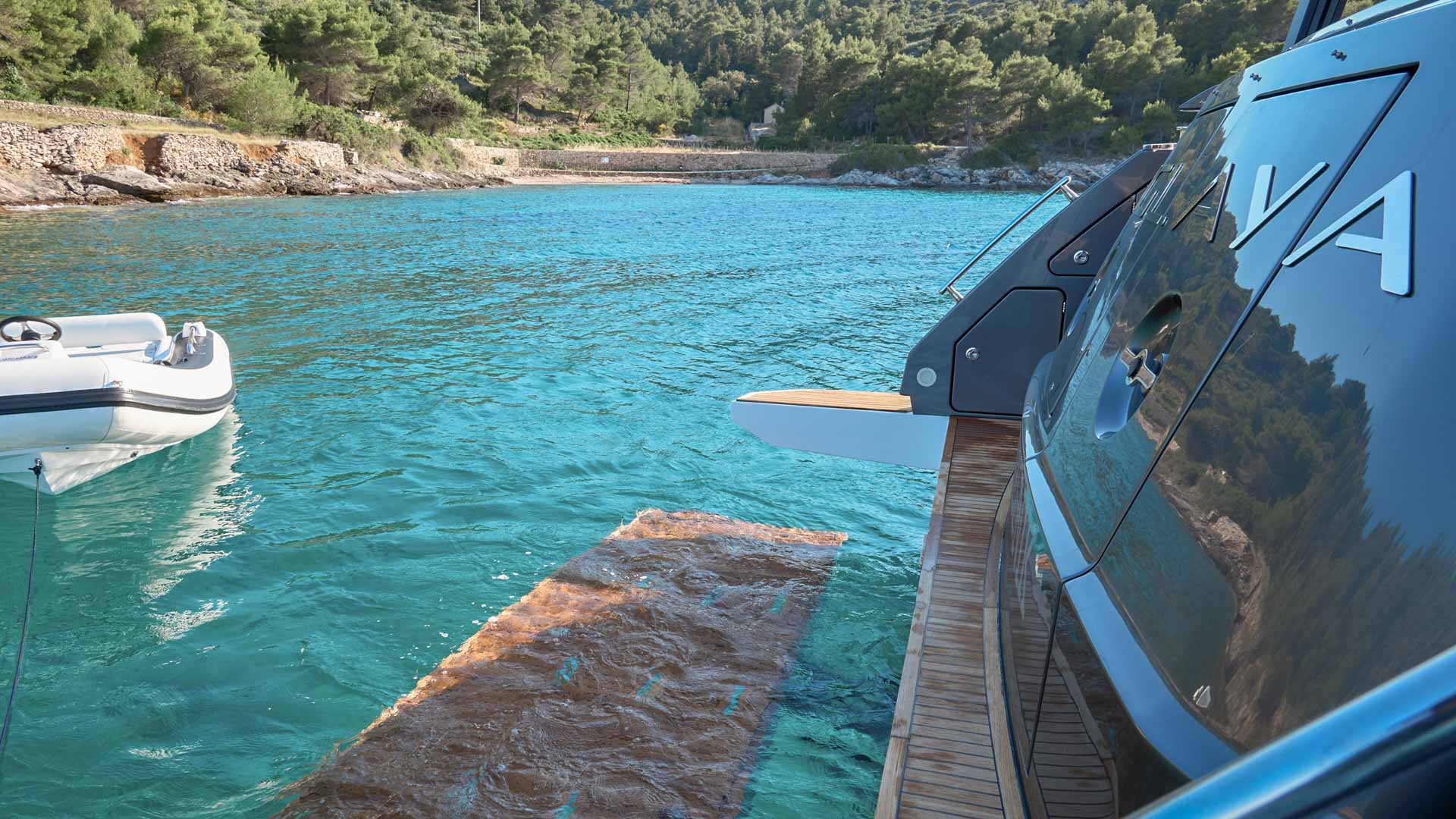 Hydraulic swim platform