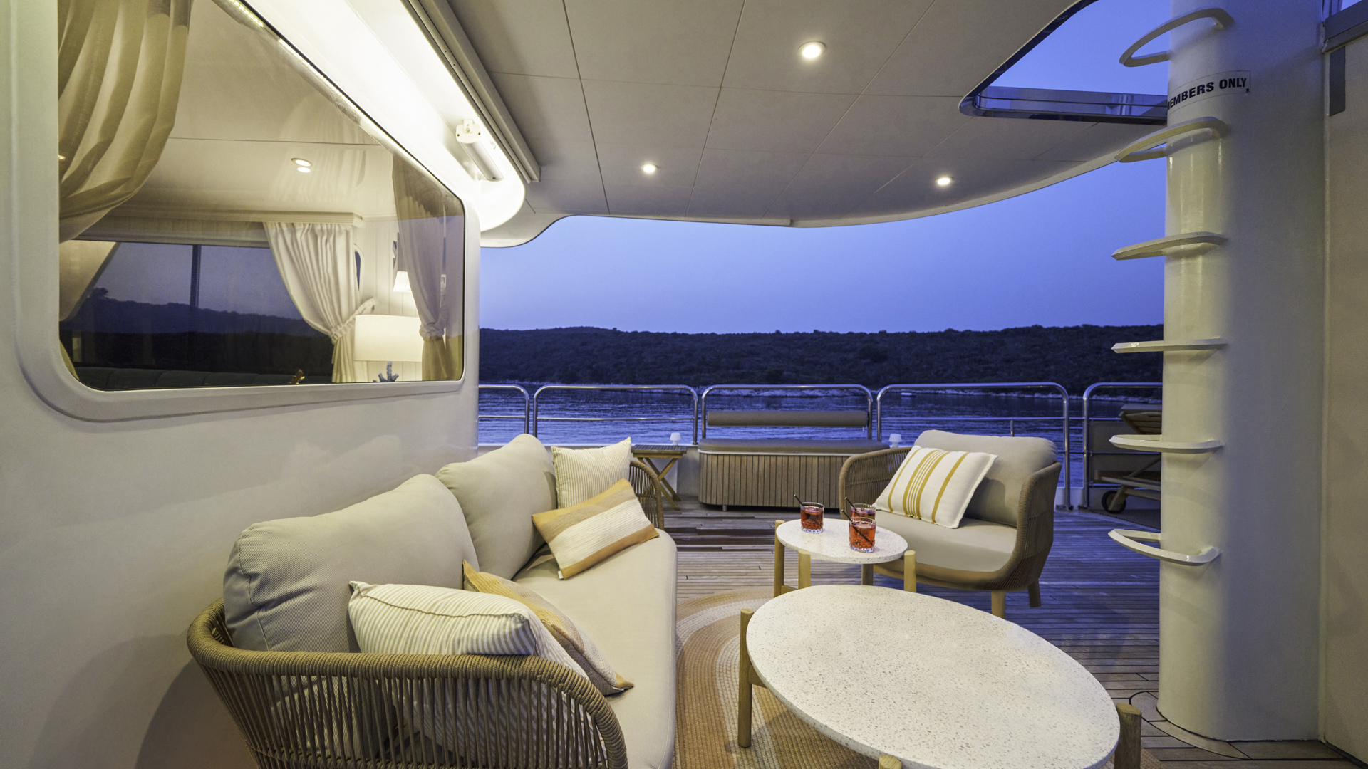 Deck lounge
