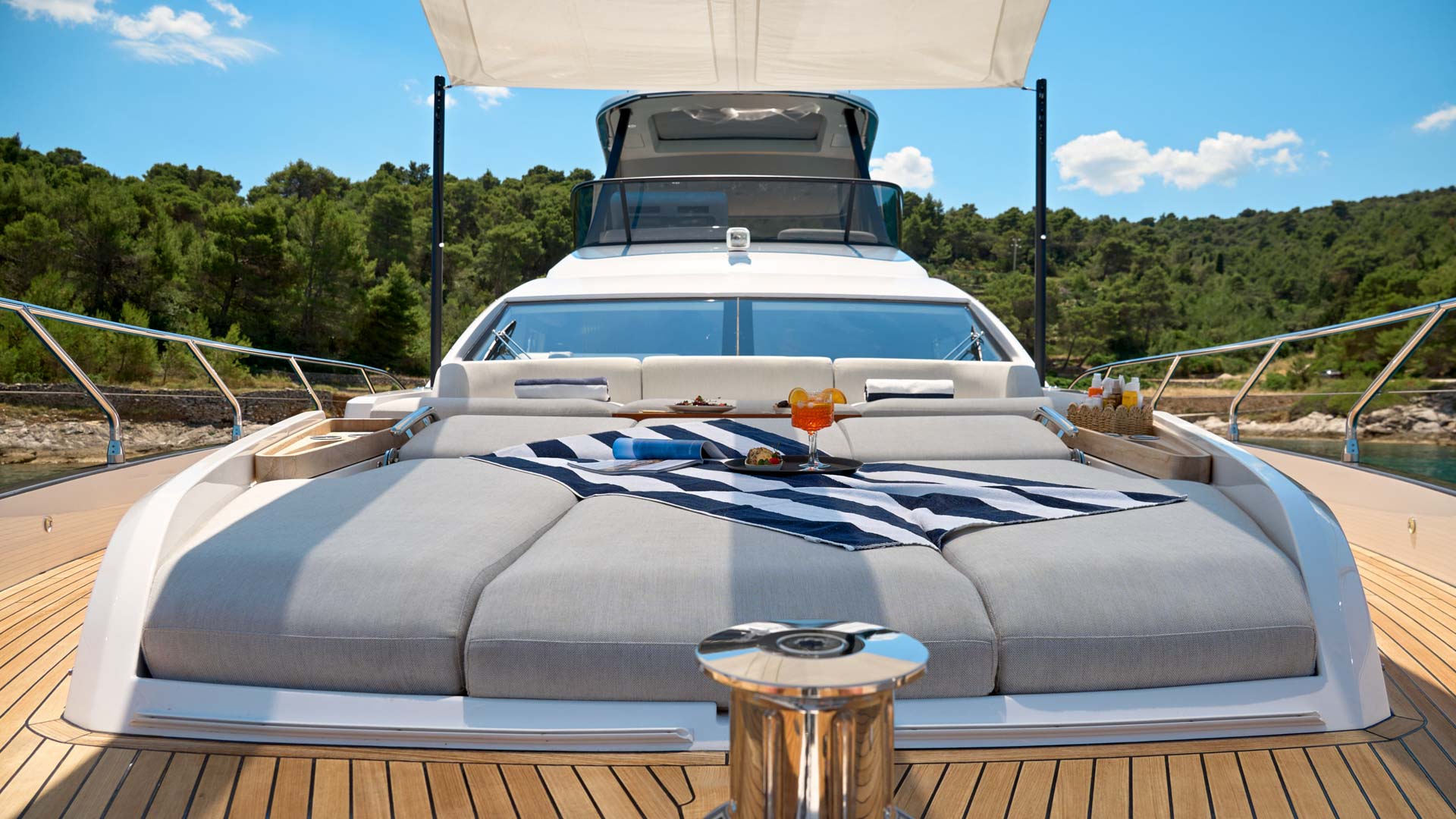Bow sunbed