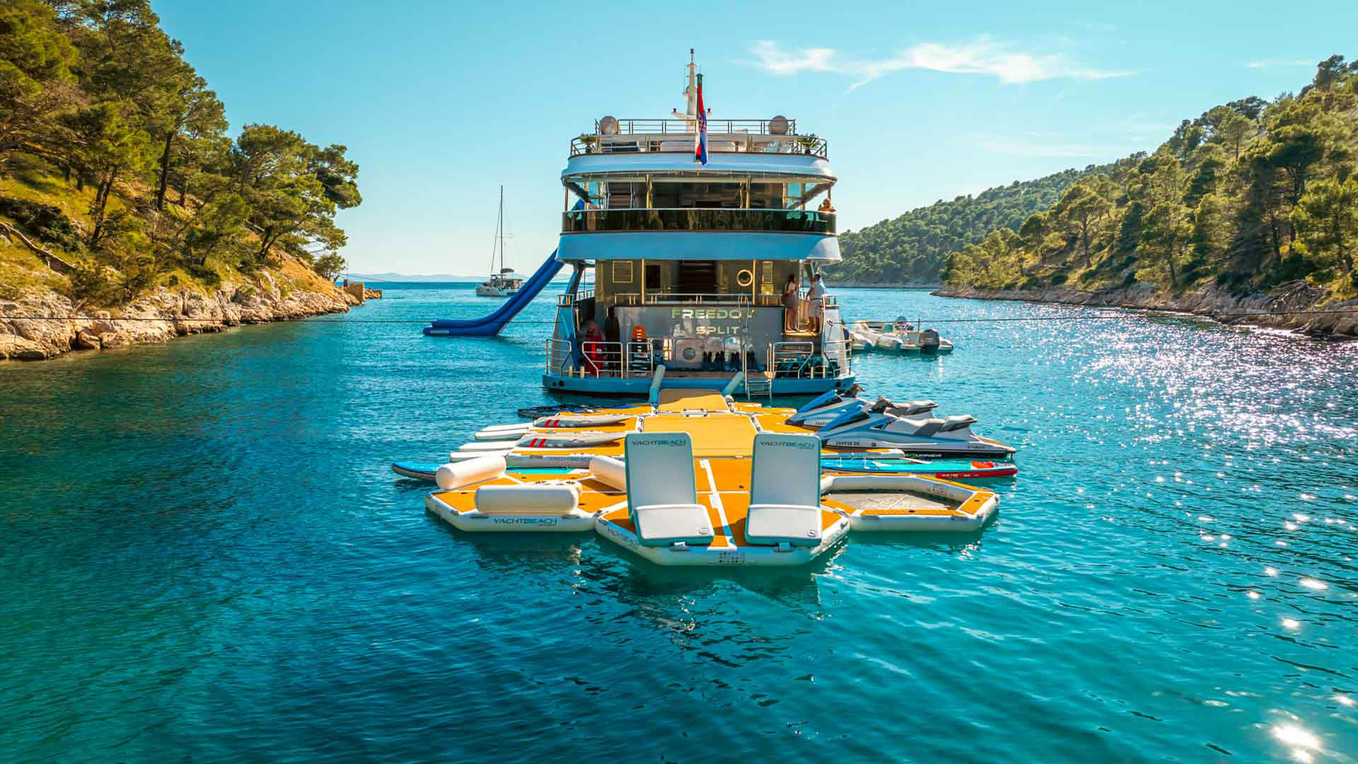 Freedom inflatable swimming platform