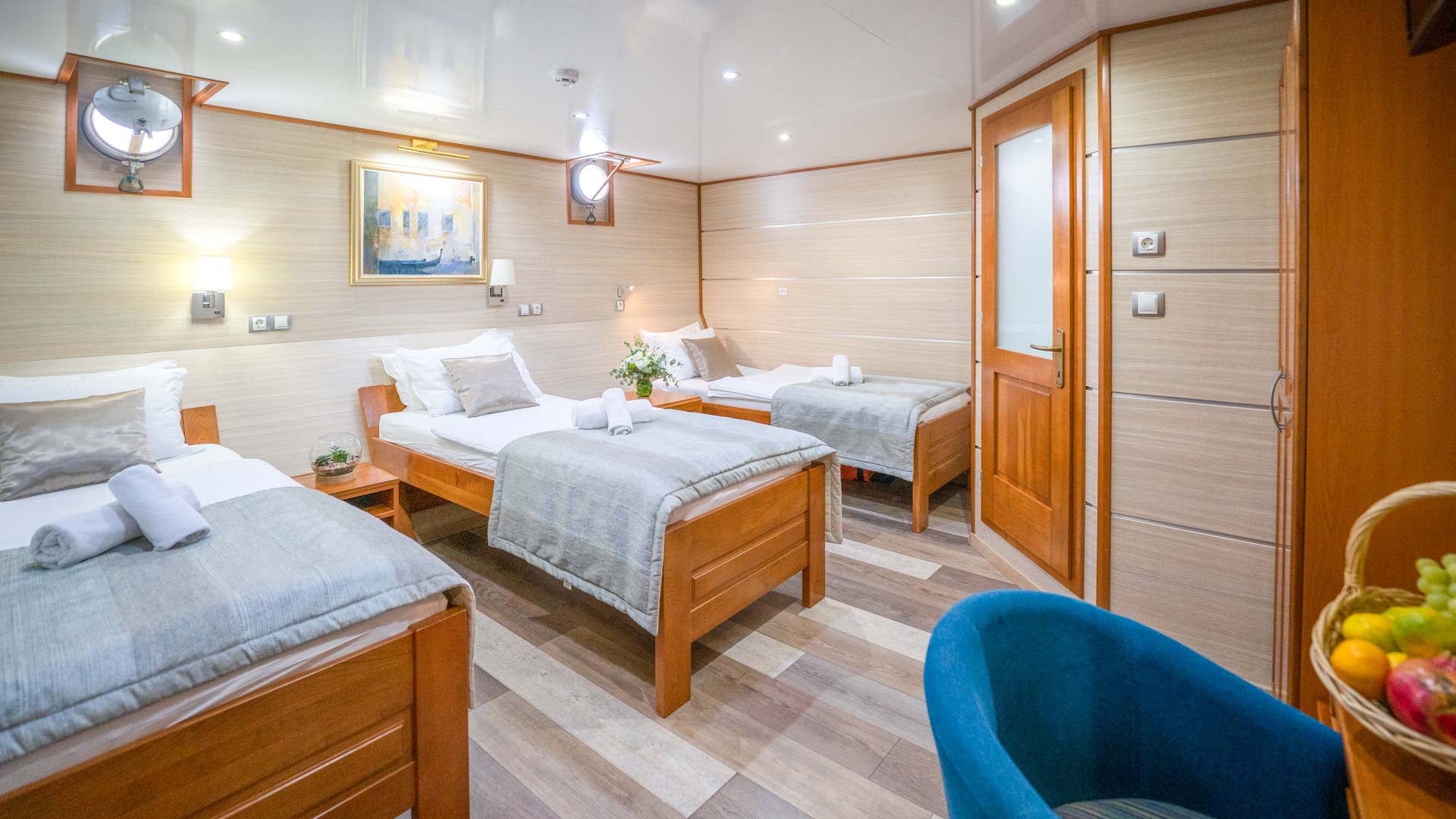 Karizma triple cabin