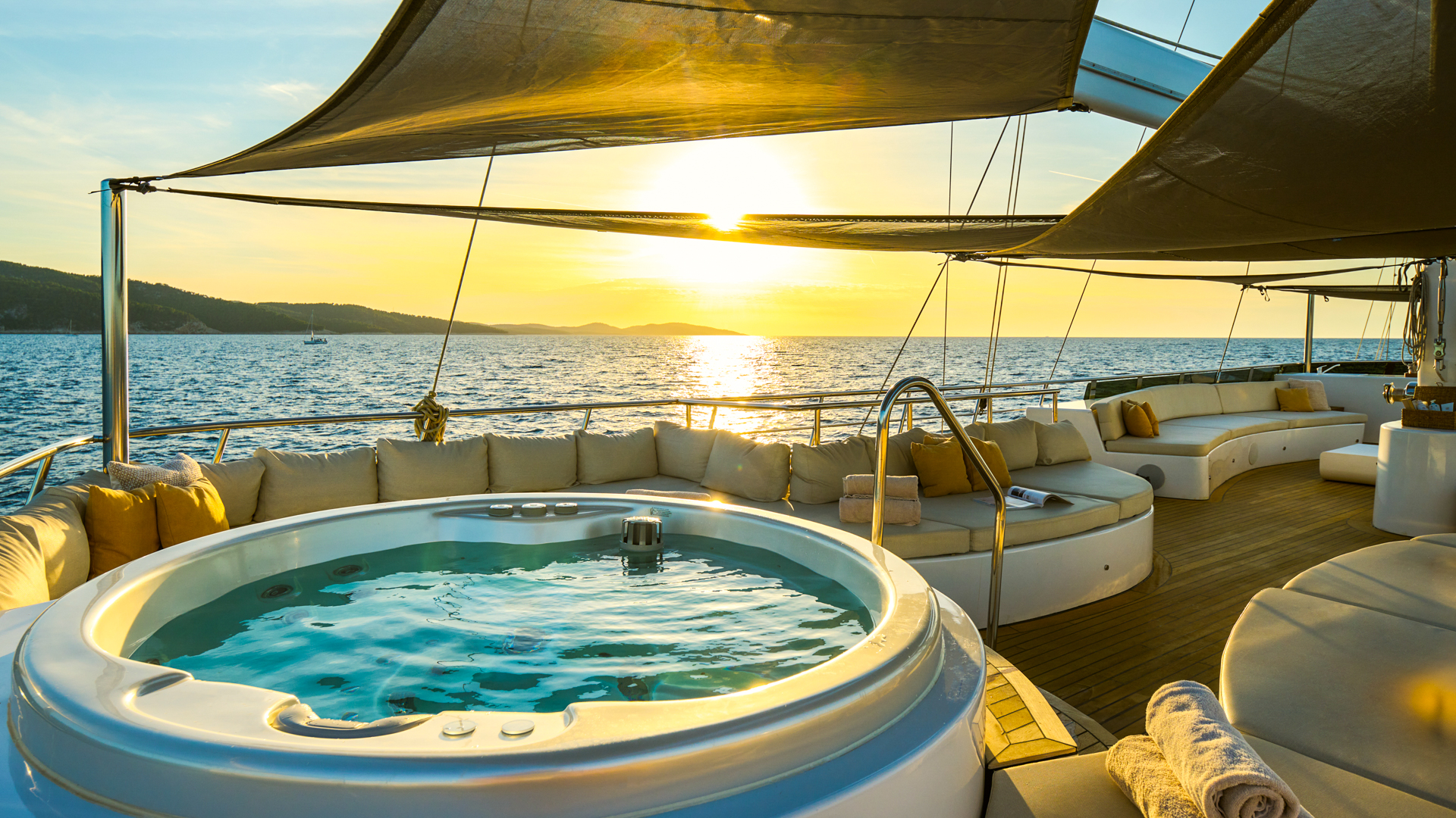 Sundeck jacuzzi
