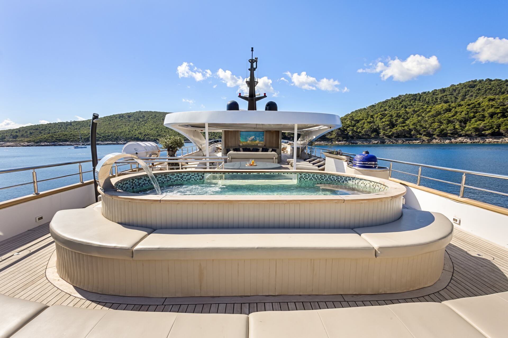 Sun deck stern