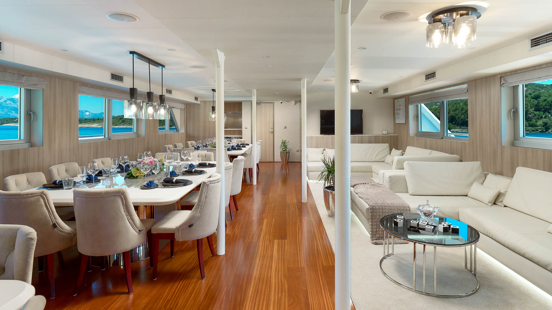 Cristal interior dining and lounge area