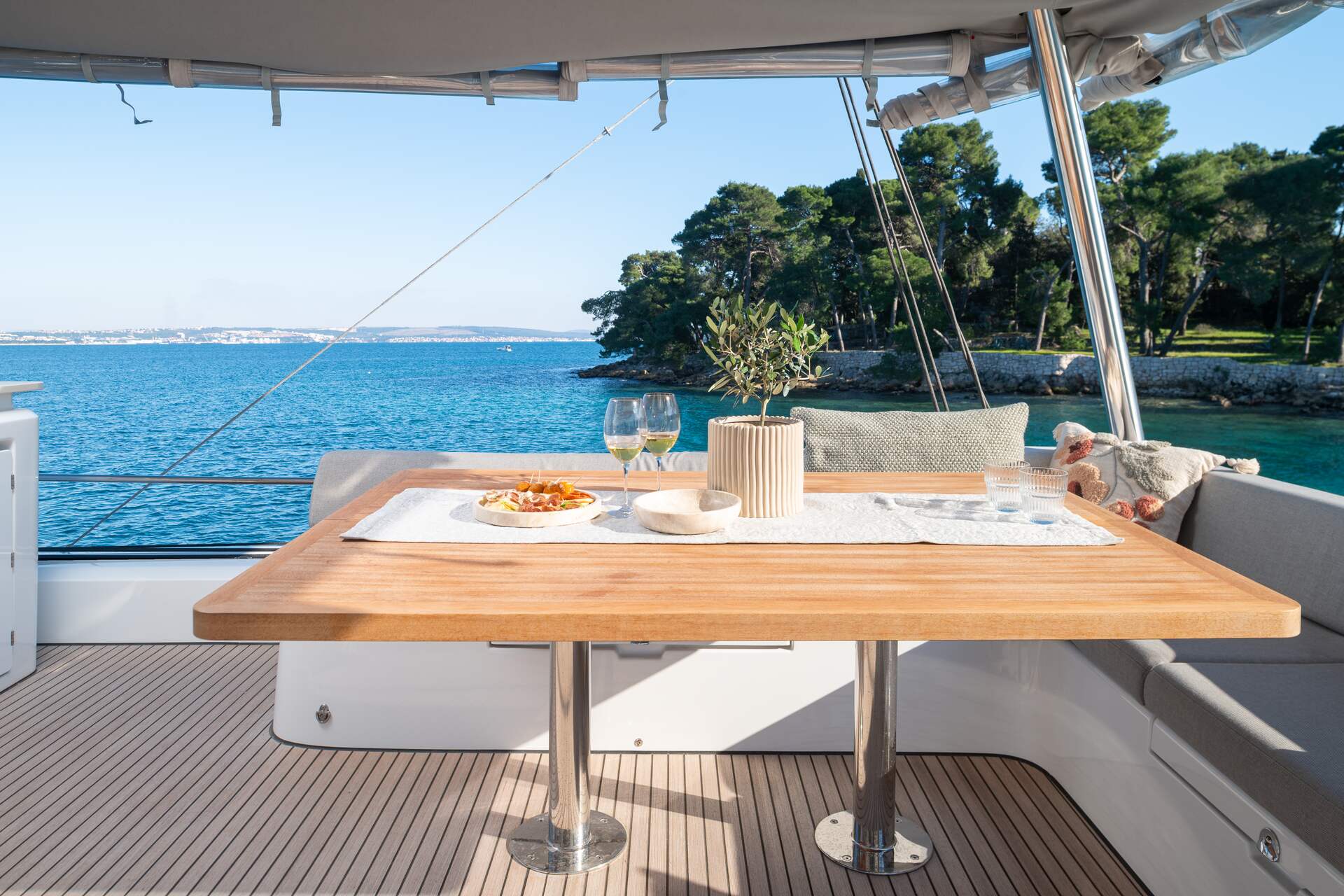 Flybridge table