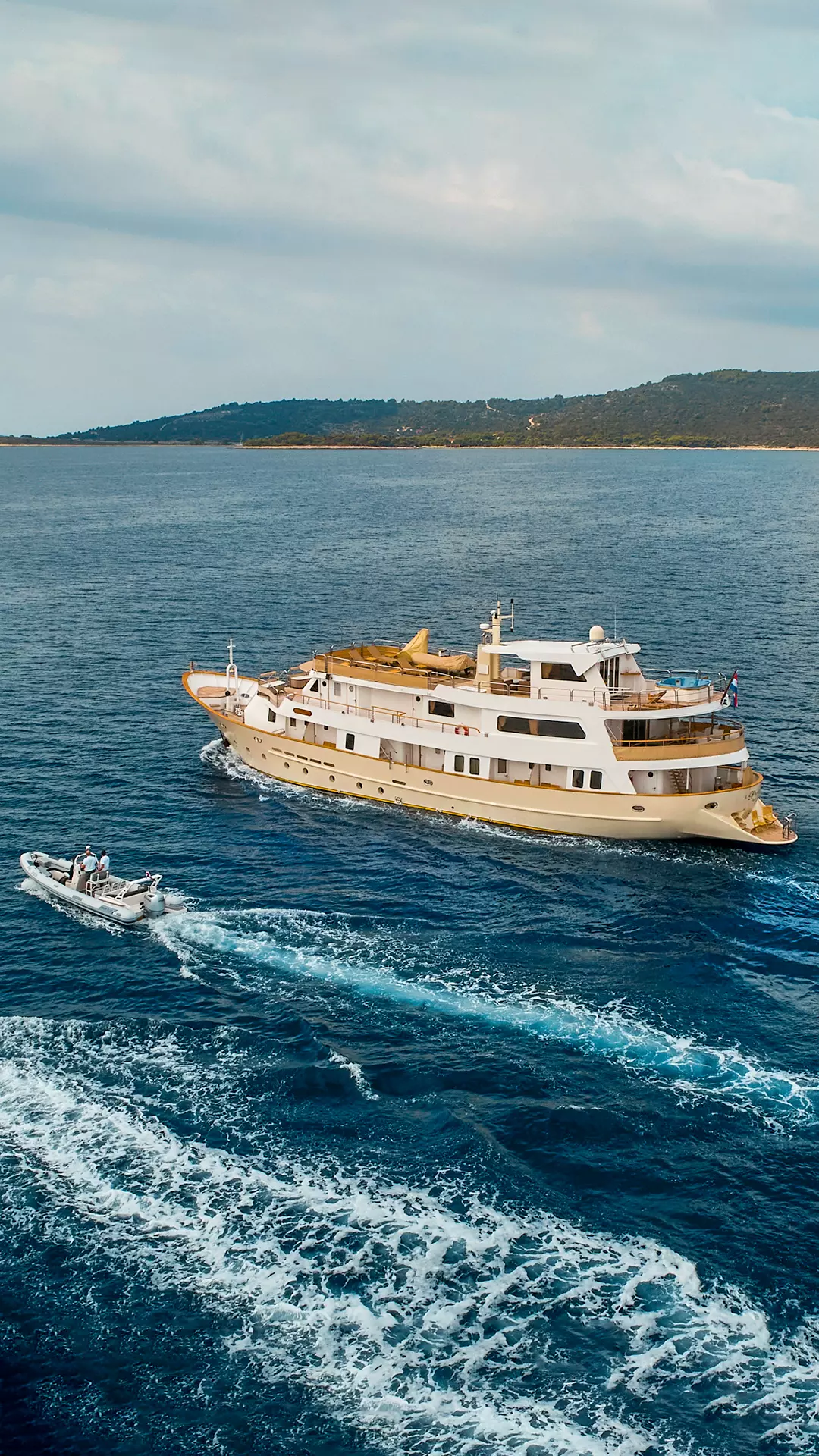 La Perla sailing