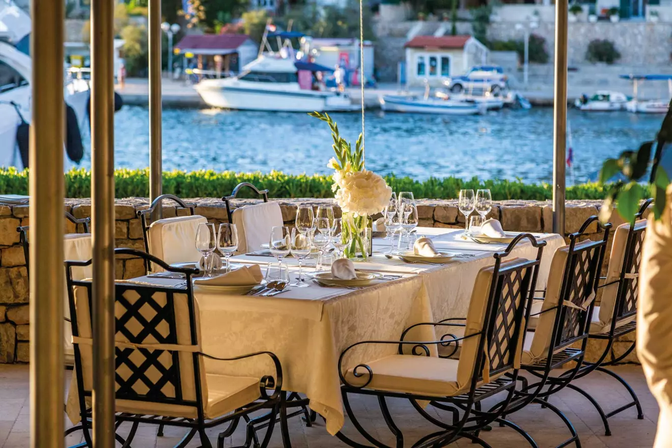 restaurant-terrace-martinis-marchi-00.jpg