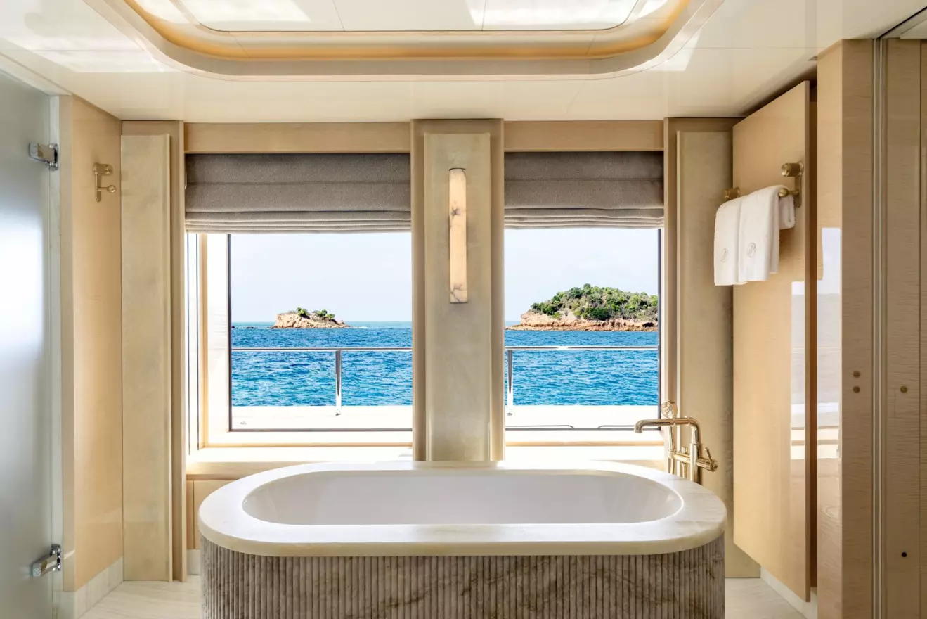 CRN Amor a Vida - upper deck owner bathroom.jpg