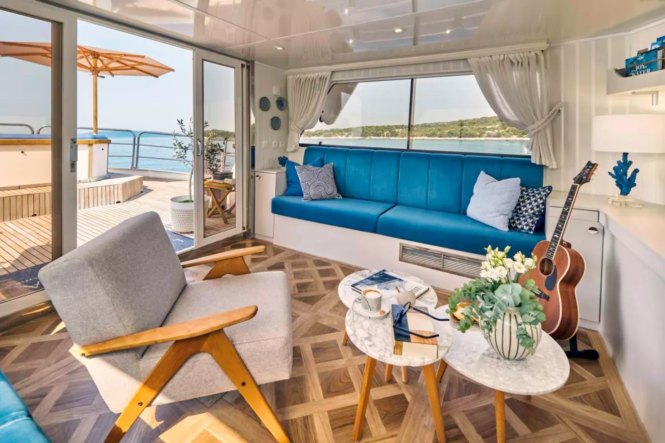 Classic luxury yacht La Perla interior