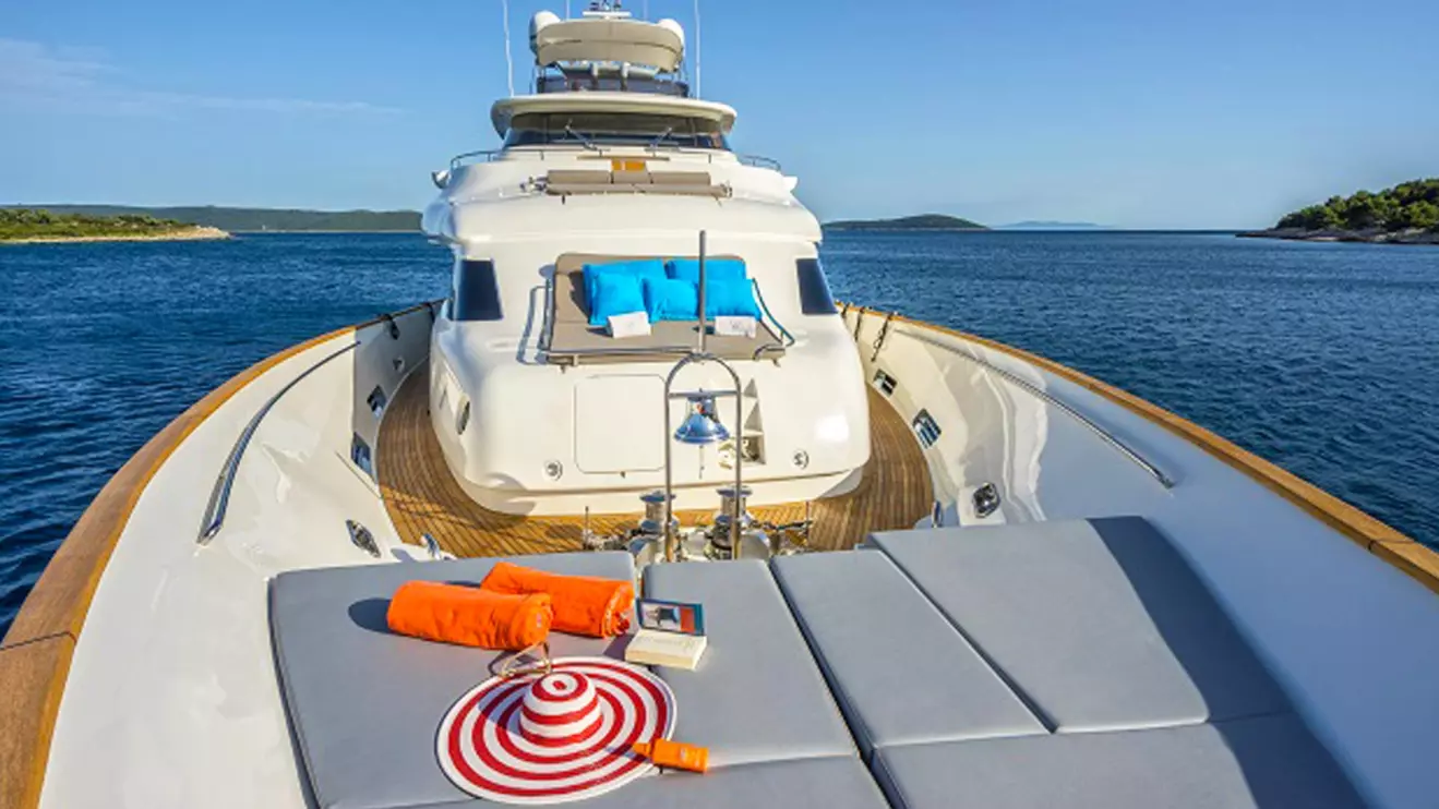 Luxury yacht Ferretti Navetta 33 Seventh Sense aft