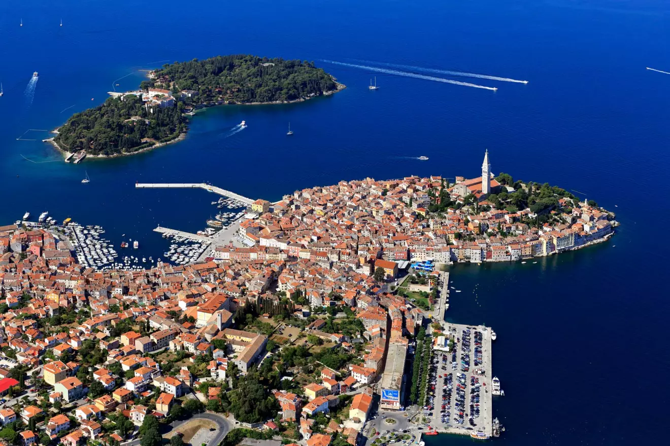Rovinj-s-mora-iz-zraka-00.jpg