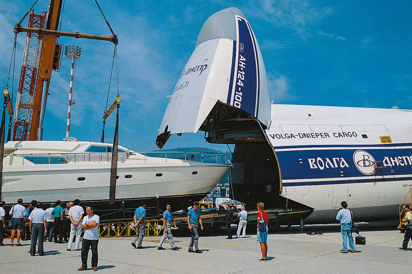 air-transport-ferretti-00.jpg