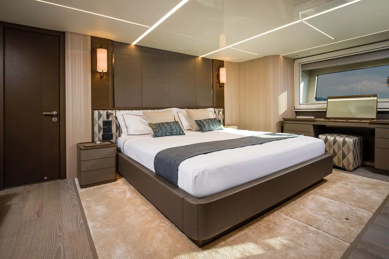 sunseeker-90-ocean-cabin-00.jpg