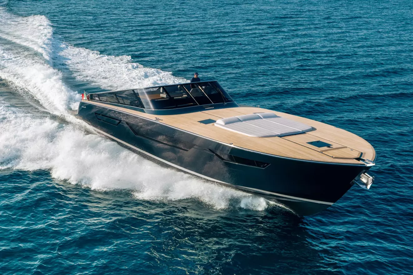 Itama 70 front view cruising
